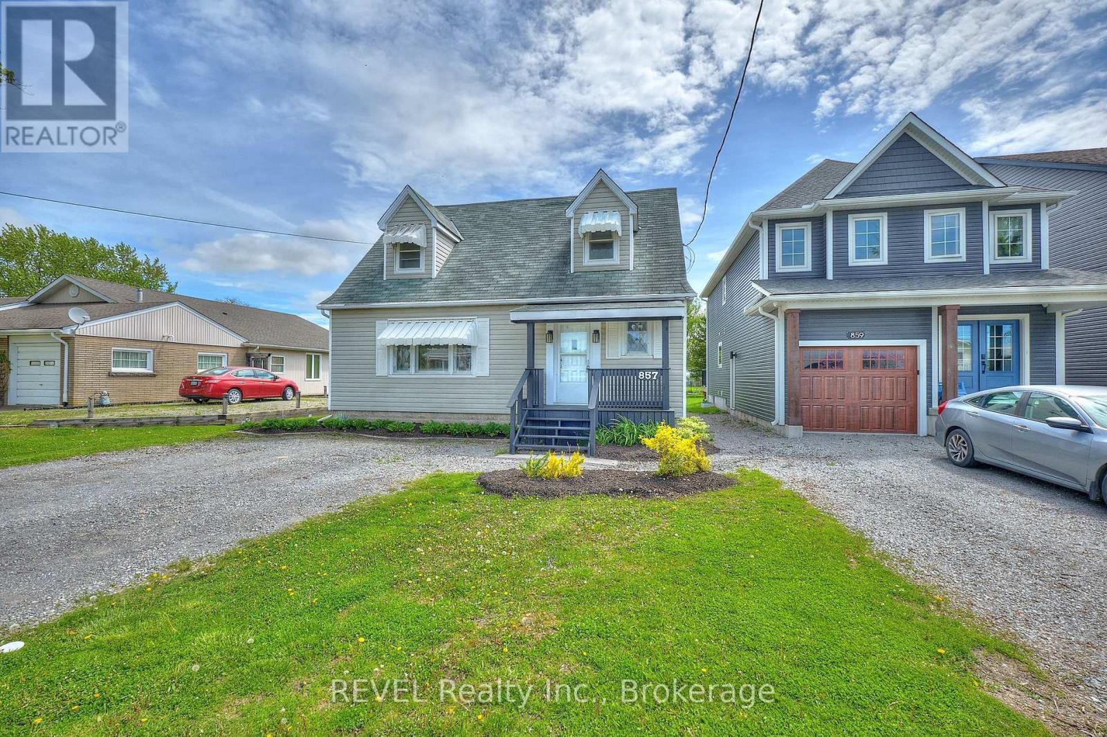 857 Southworth Street S, Welland, Ontario  L3B 2A2 - Photo 1 - X12151530