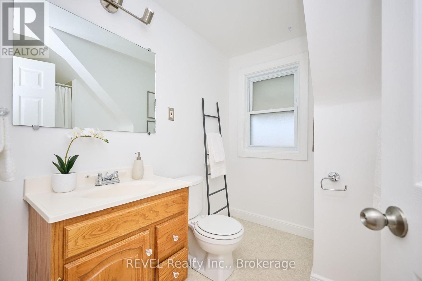 857 Southworth Street S, Welland, Ontario  L3B 2A2 - Photo 14 - X12151530