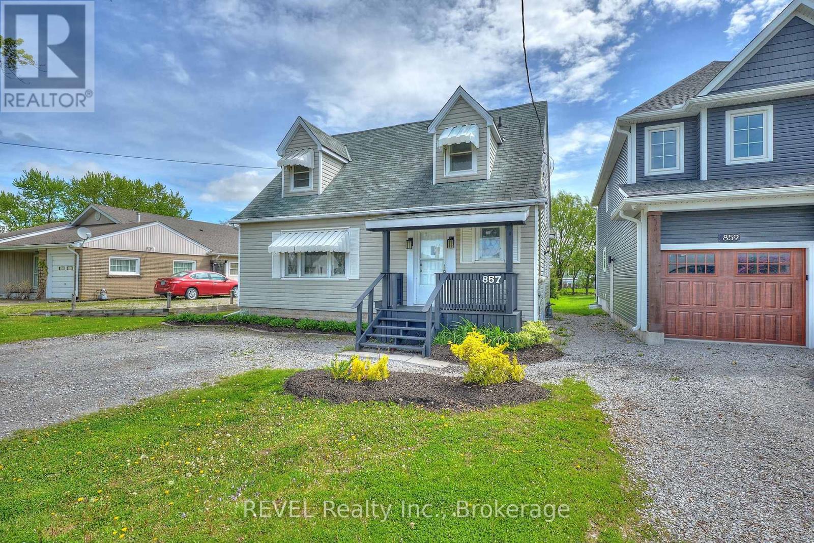 857 Southworth Street S, Welland, Ontario  L3B 2A2 - Photo 2 - X12151530