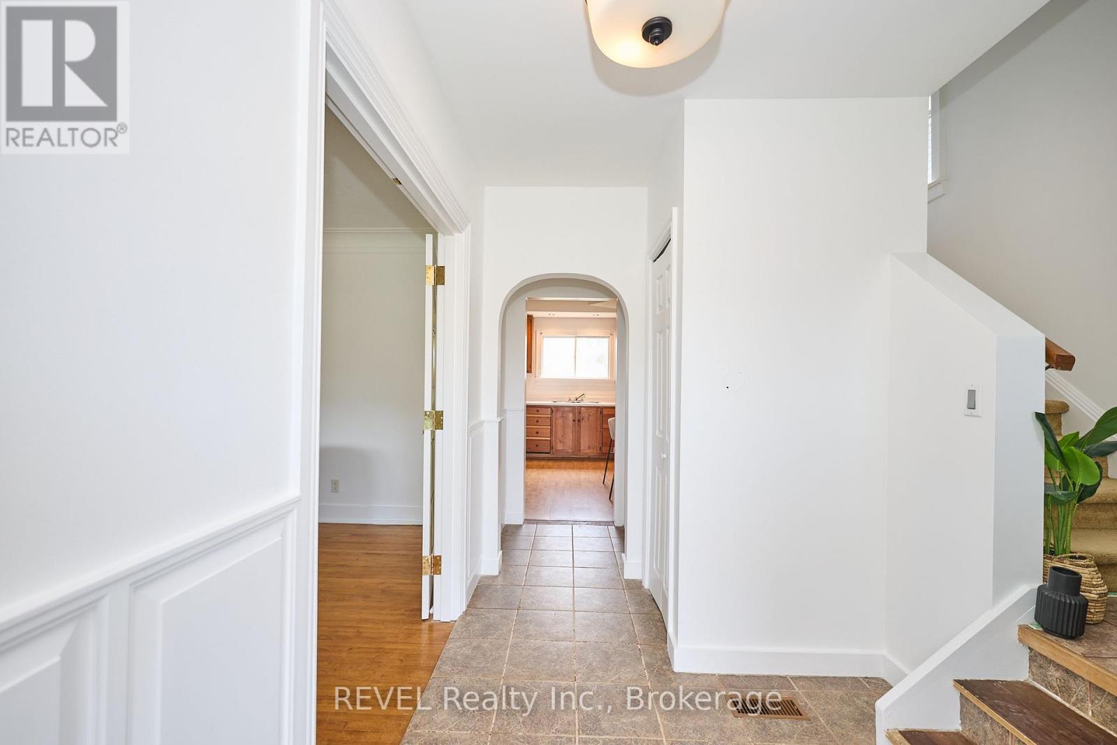 857 Southworth Street S, Welland, Ontario  L3B 2A2 - Photo 3 - X12151530