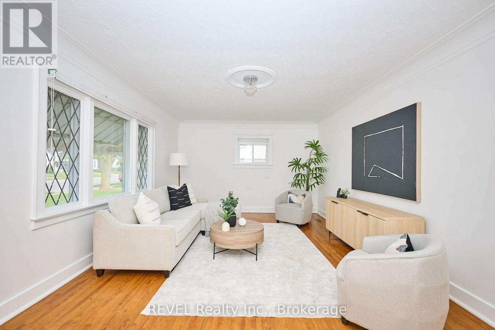 857 Southworth Street S, Welland, Ontario  L3B 2A2 - Photo 4 - X12151530