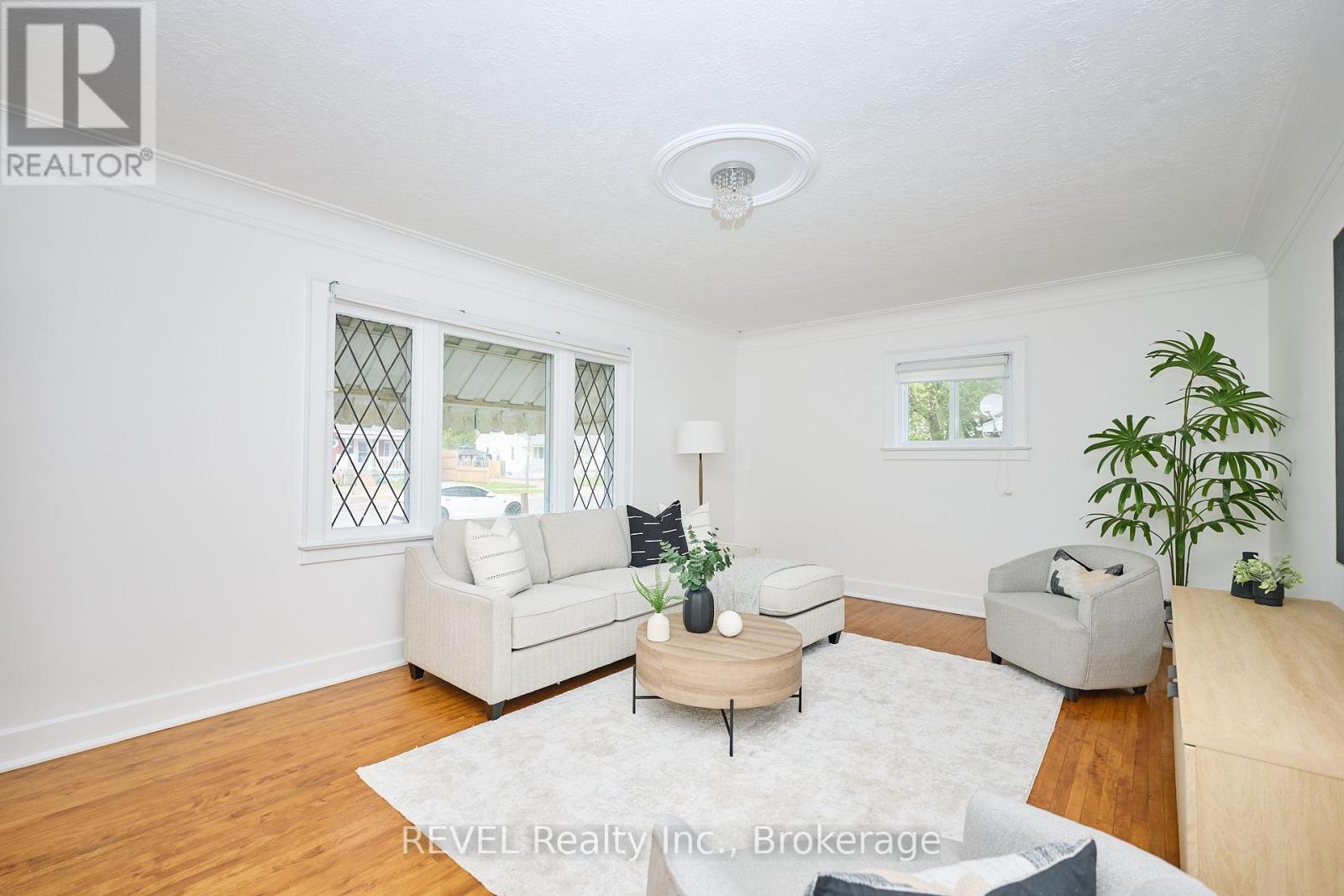 857 Southworth Street S, Welland, Ontario  L3B 2A2 - Photo 5 - X12151530
