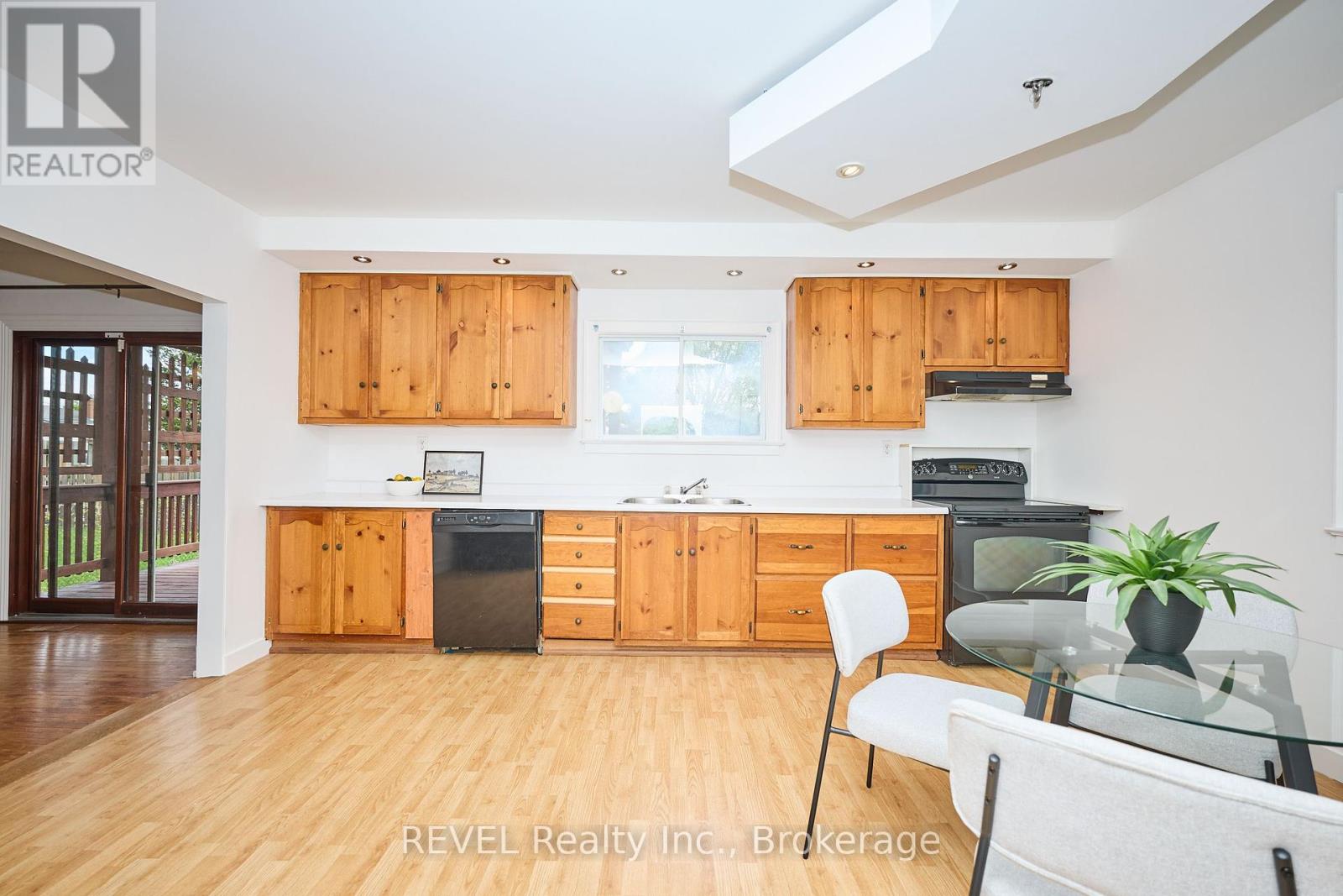 857 Southworth Street S, Welland, Ontario  L3B 2A2 - Photo 8 - X12151530