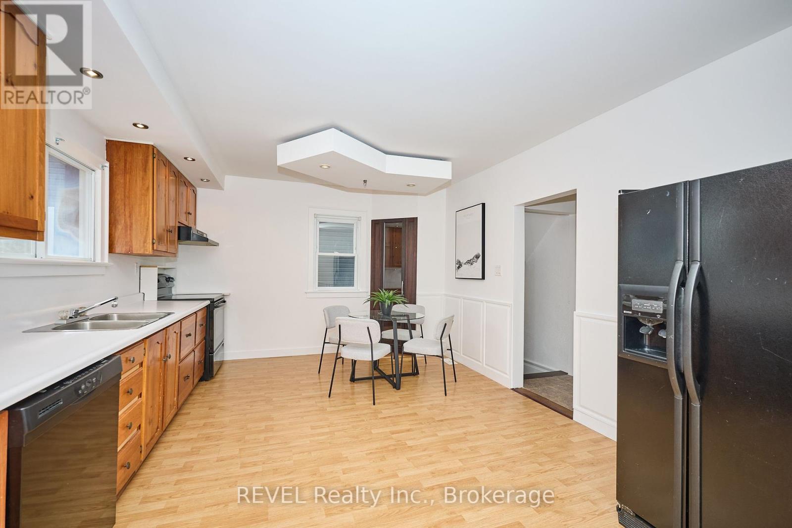 857 Southworth Street S, Welland, Ontario  L3B 2A2 - Photo 9 - X12151530