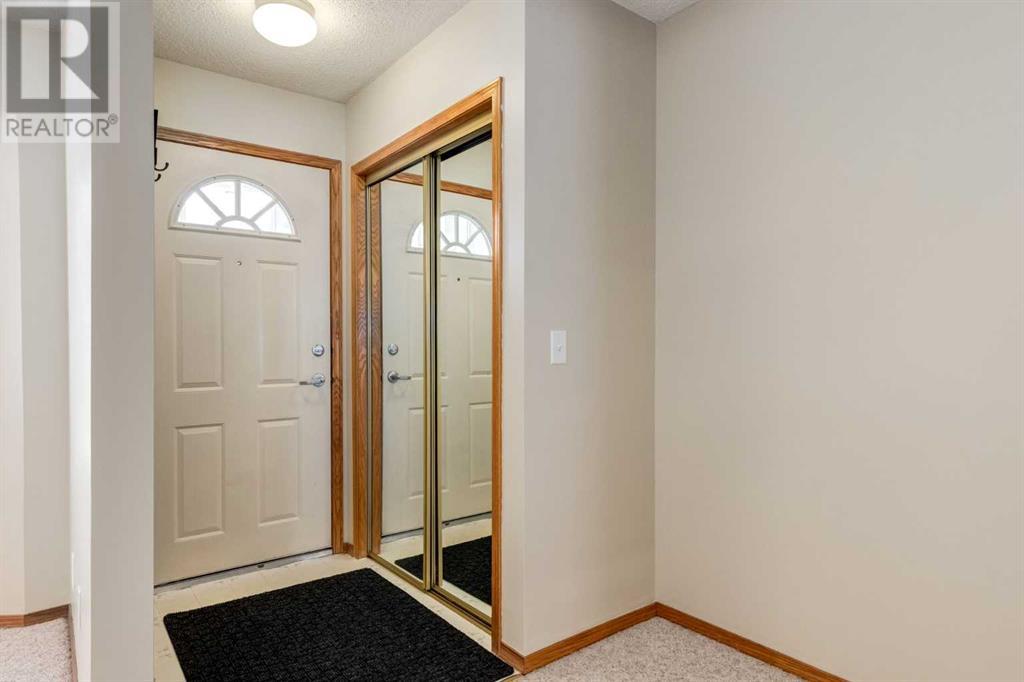 Property at 171 Riverglen Park SE image 3