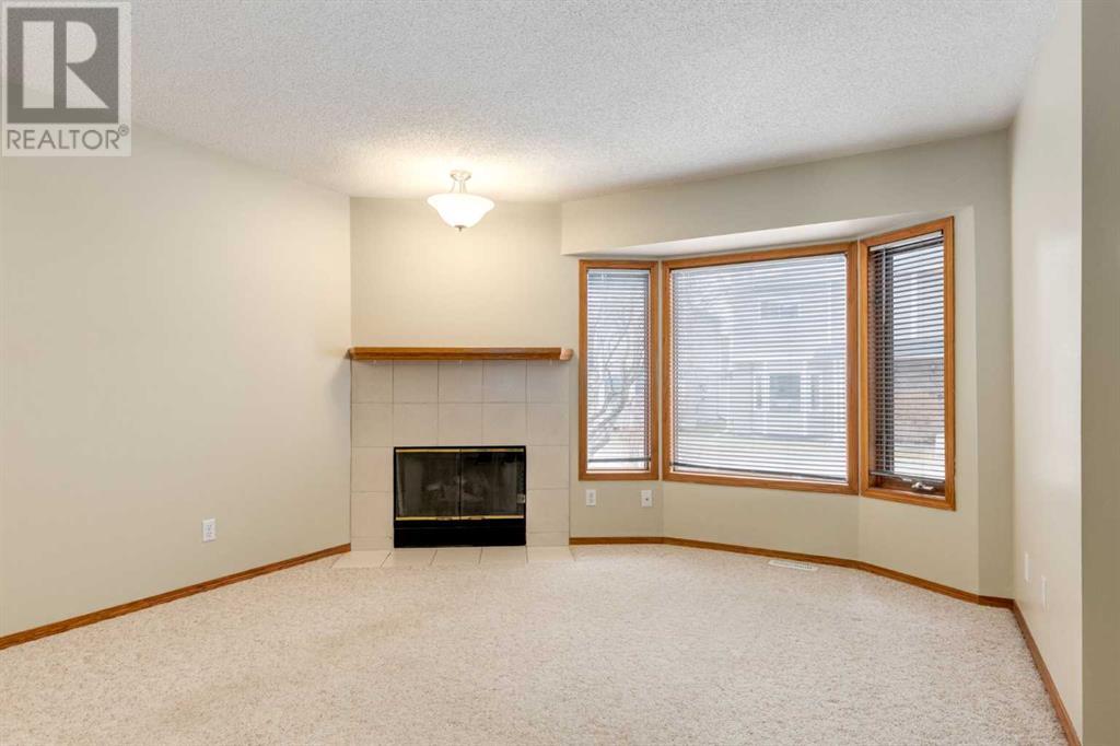 Property at 171 Riverglen Park SE image 4