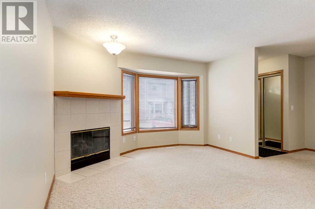Property at 171 Riverglen Park SE image 5