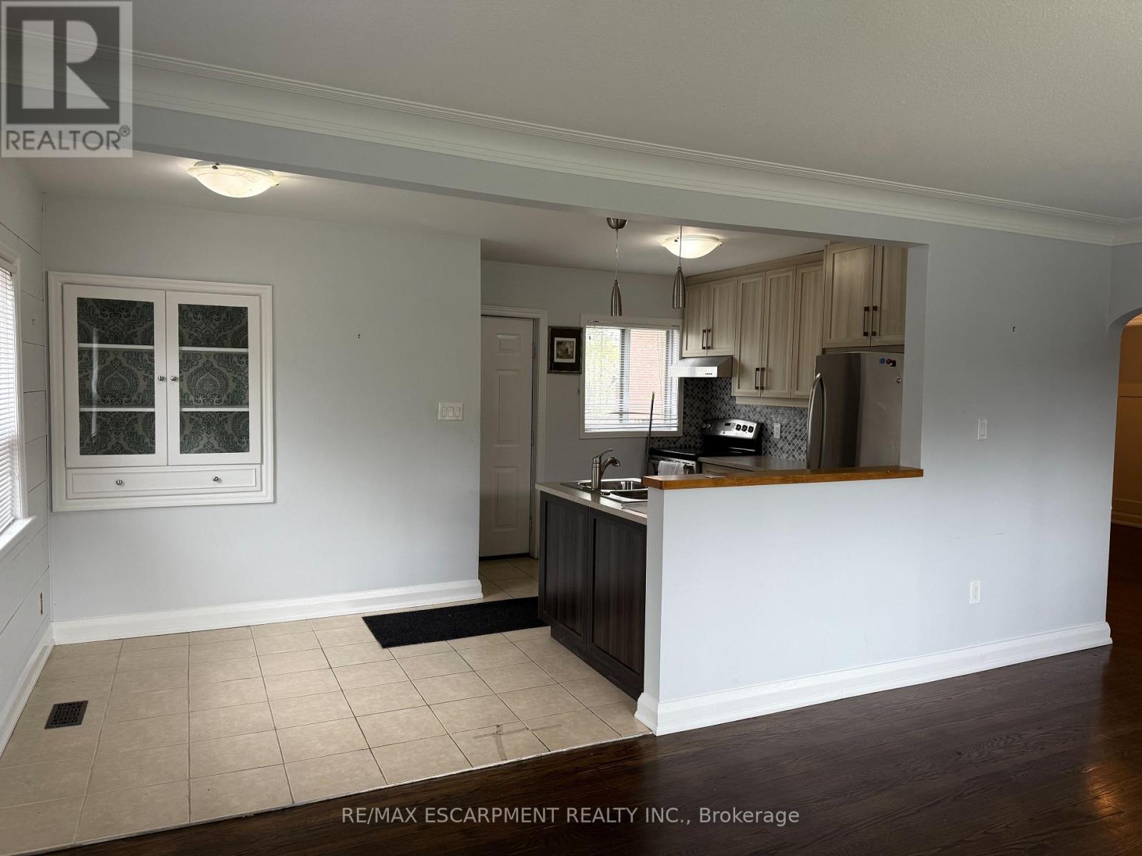 1032 Haig Boulevard, Mississauga, Ontario  L5E 2M5 - Photo 1 - W12117091