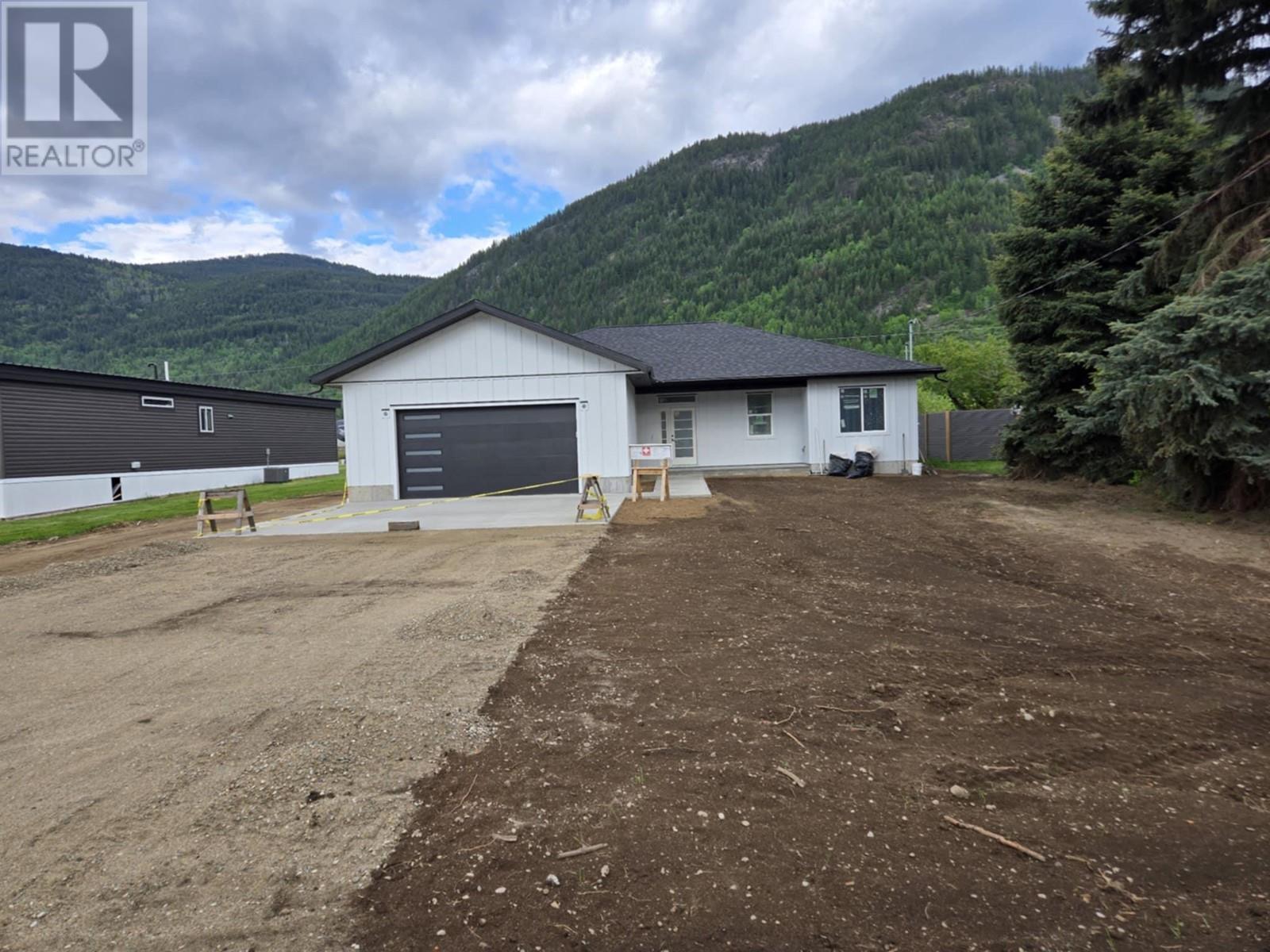 Property at 920 Waterloo Crescent image 1