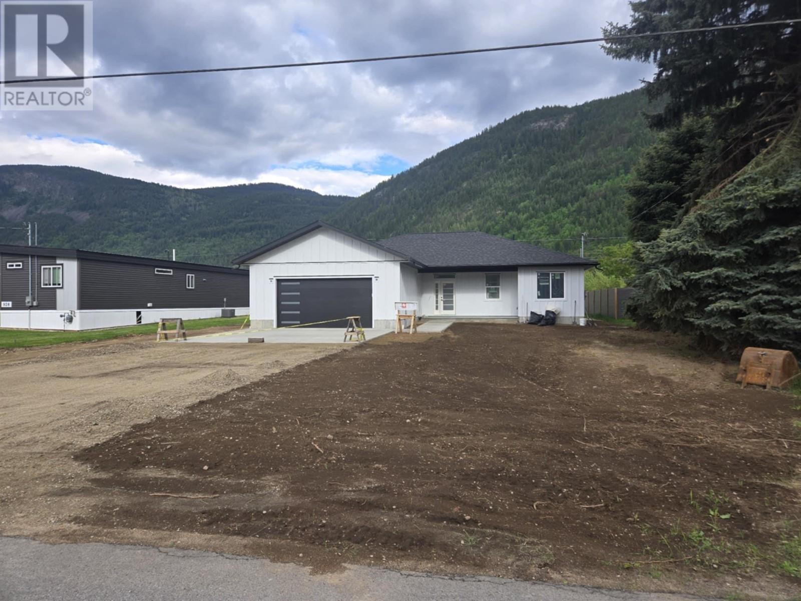 Property at 920 Waterloo Crescent image 4