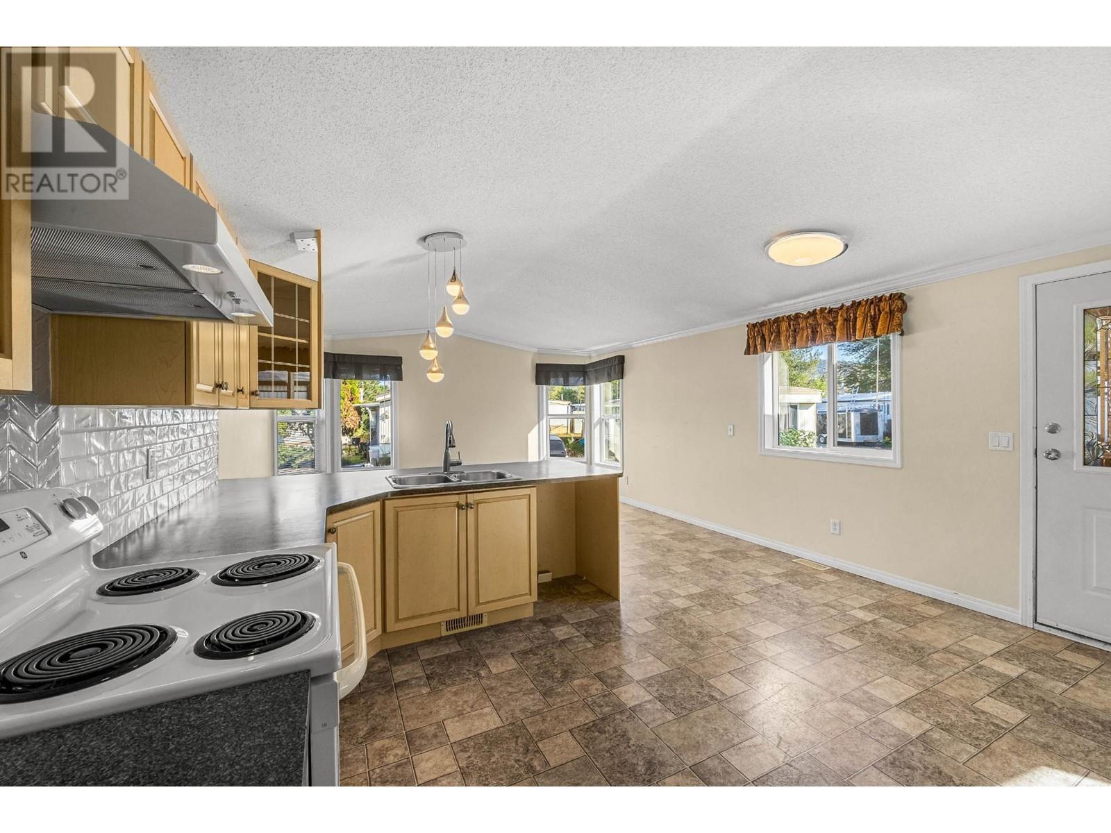 18 Mars Drive Unit# 18m, Kamloops, British Columbia  V2B 1B4 - Photo 4 - 10347989