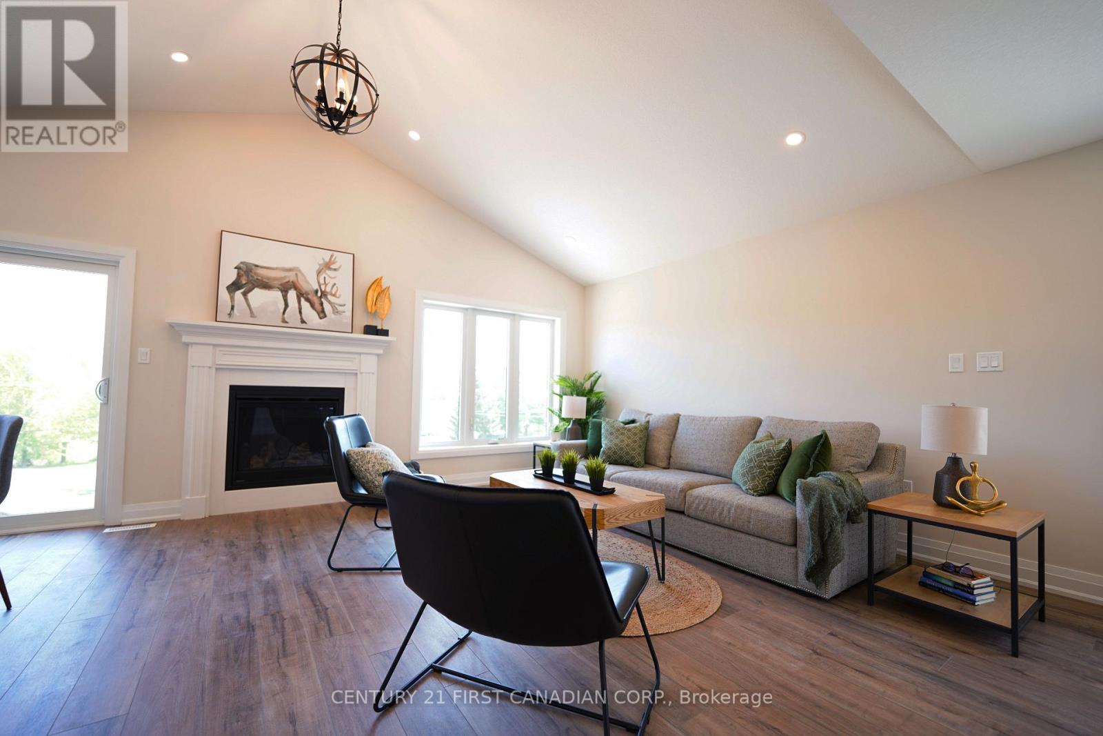 7 Doerr Court, North Middlesex (Alisa Craig), Ontario  N0M 1A0 - Photo 3 - X12151647