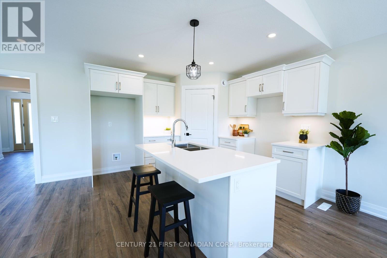 7 Doerr Court, North Middlesex (Alisa Craig), Ontario  N0M 1A0 - Photo 5 - X12151647