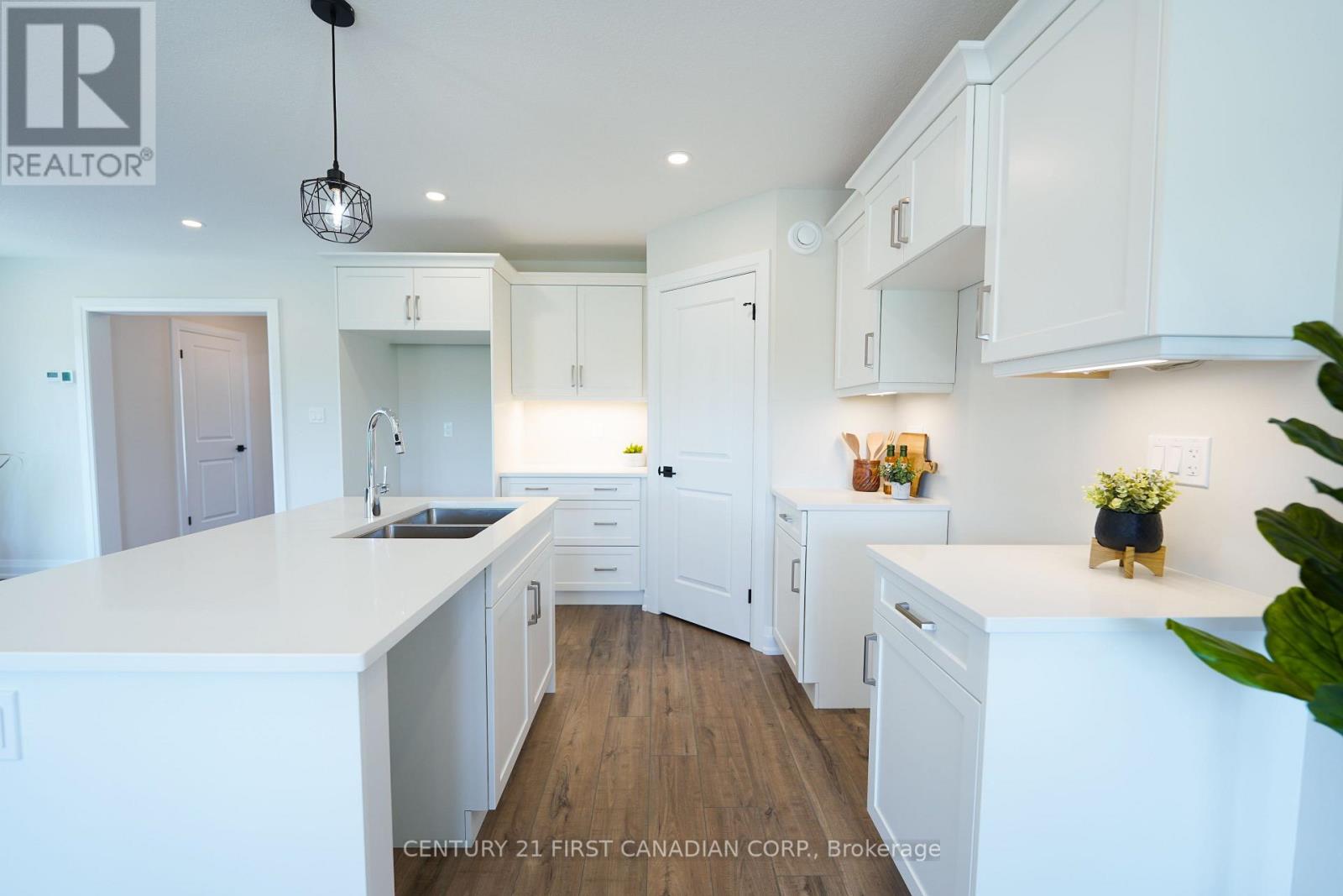7 Doerr Court, North Middlesex (Alisa Craig), Ontario  N0M 1A0 - Photo 6 - X12151647