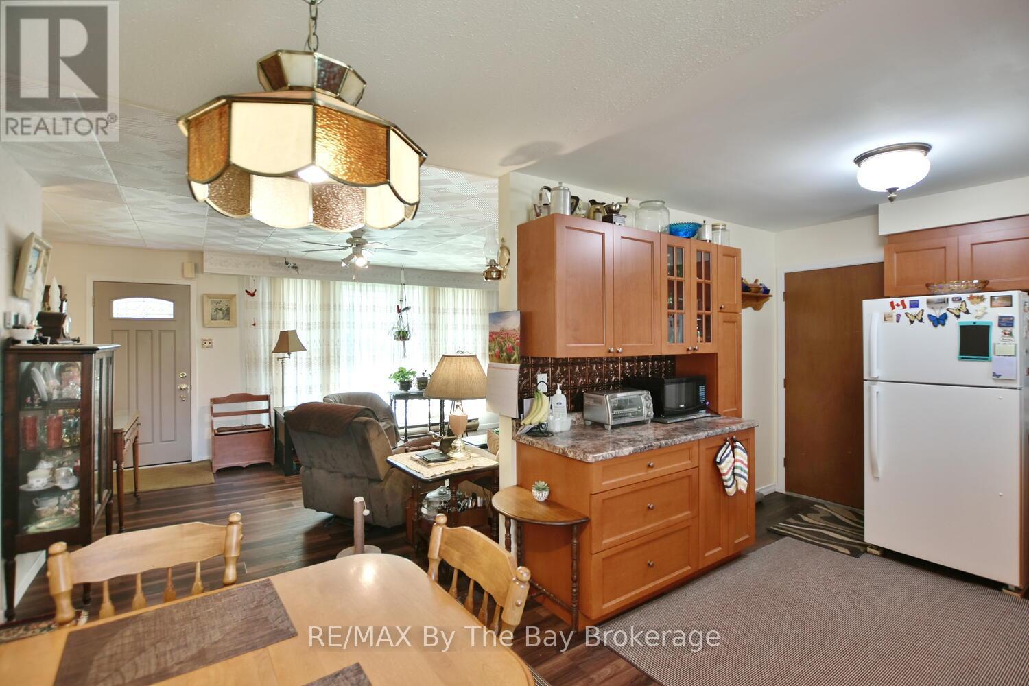 82 Helena Street, Wasaga Beach, Ontario  L9Z 1R1 - Photo 10 - S12151624