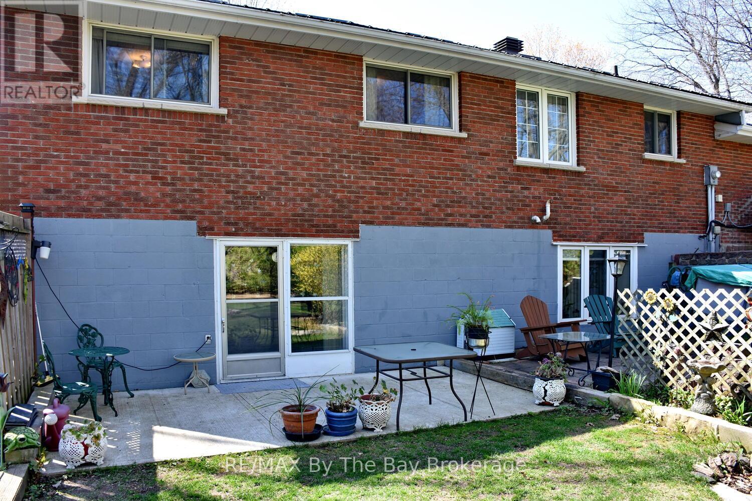 82 Helena Street, Wasaga Beach, Ontario  L9Z 1R1 - Photo 4 - S12151624