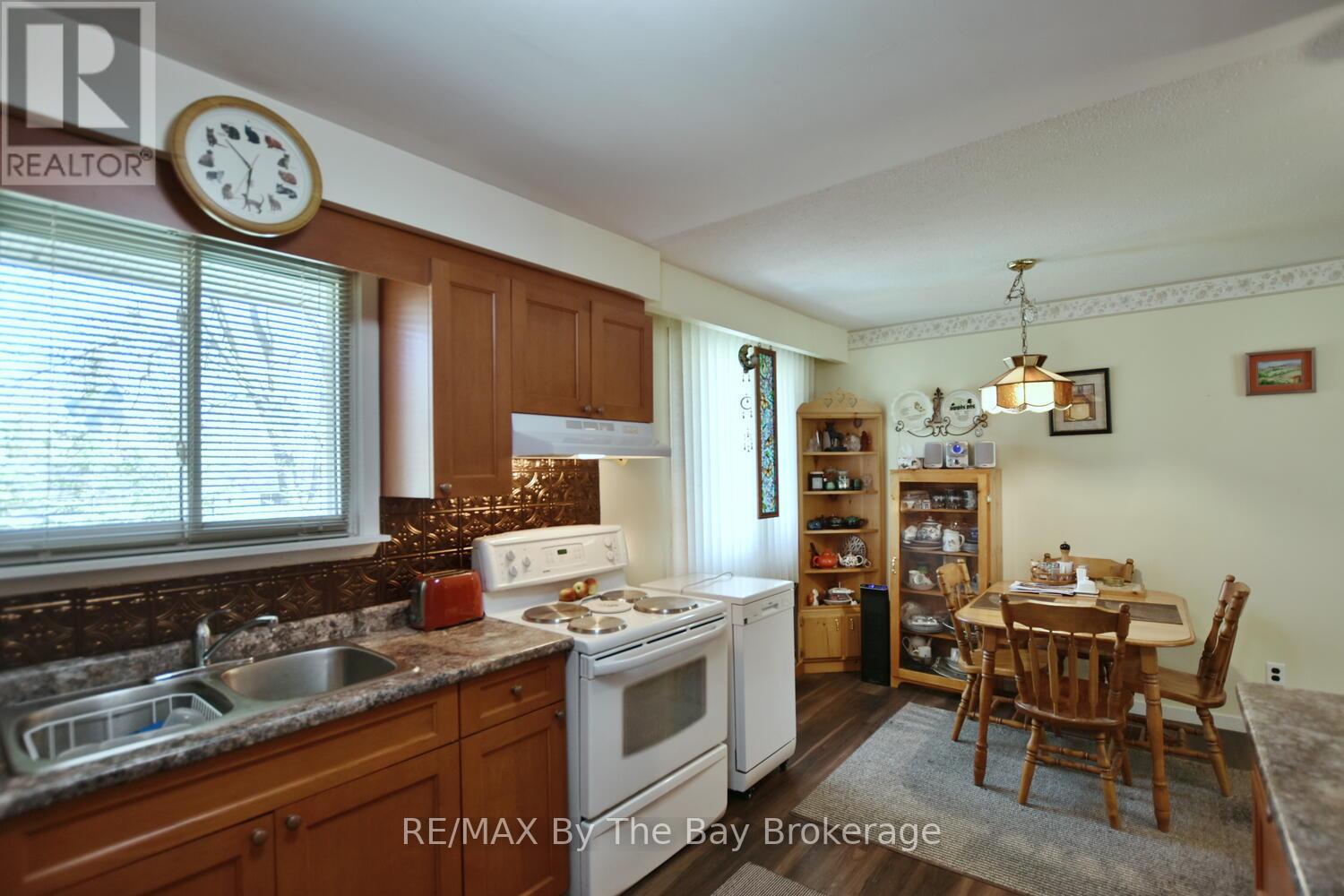 82 Helena Street, Wasaga Beach, Ontario  L9Z 1R1 - Photo 8 - S12151624