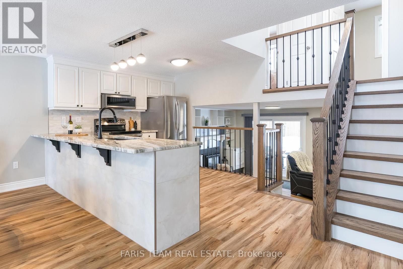 49 Ridgeway Avenue, Barrie, Ontario  L4N 5M2 - Photo 3 - S12139780