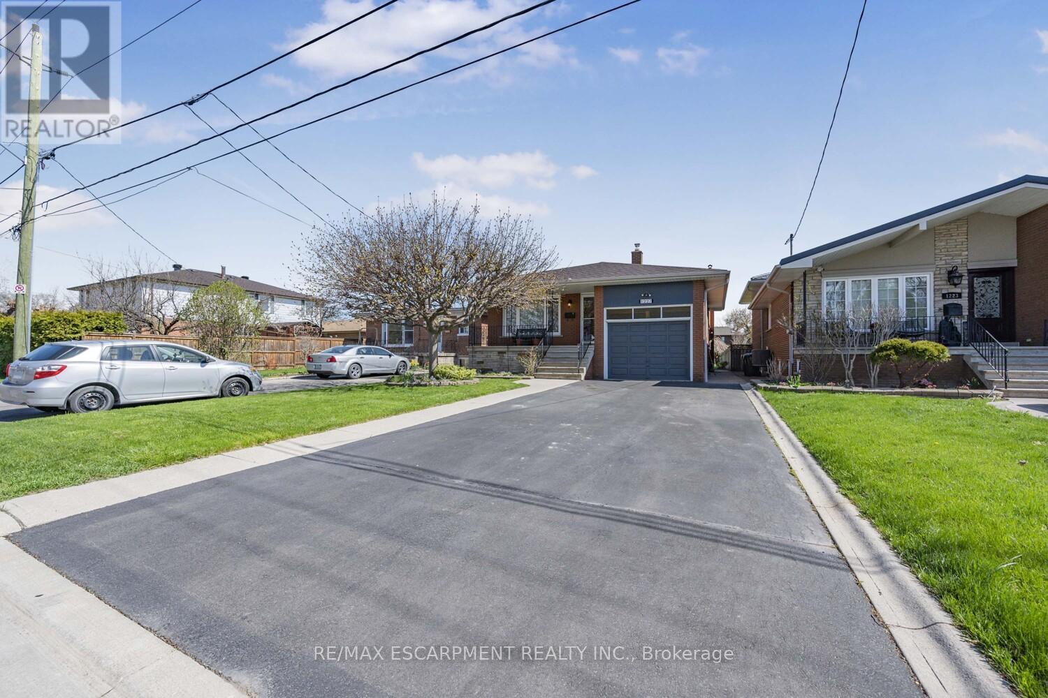 Property at 1227 ALEXANDRA AVENUE image 3
