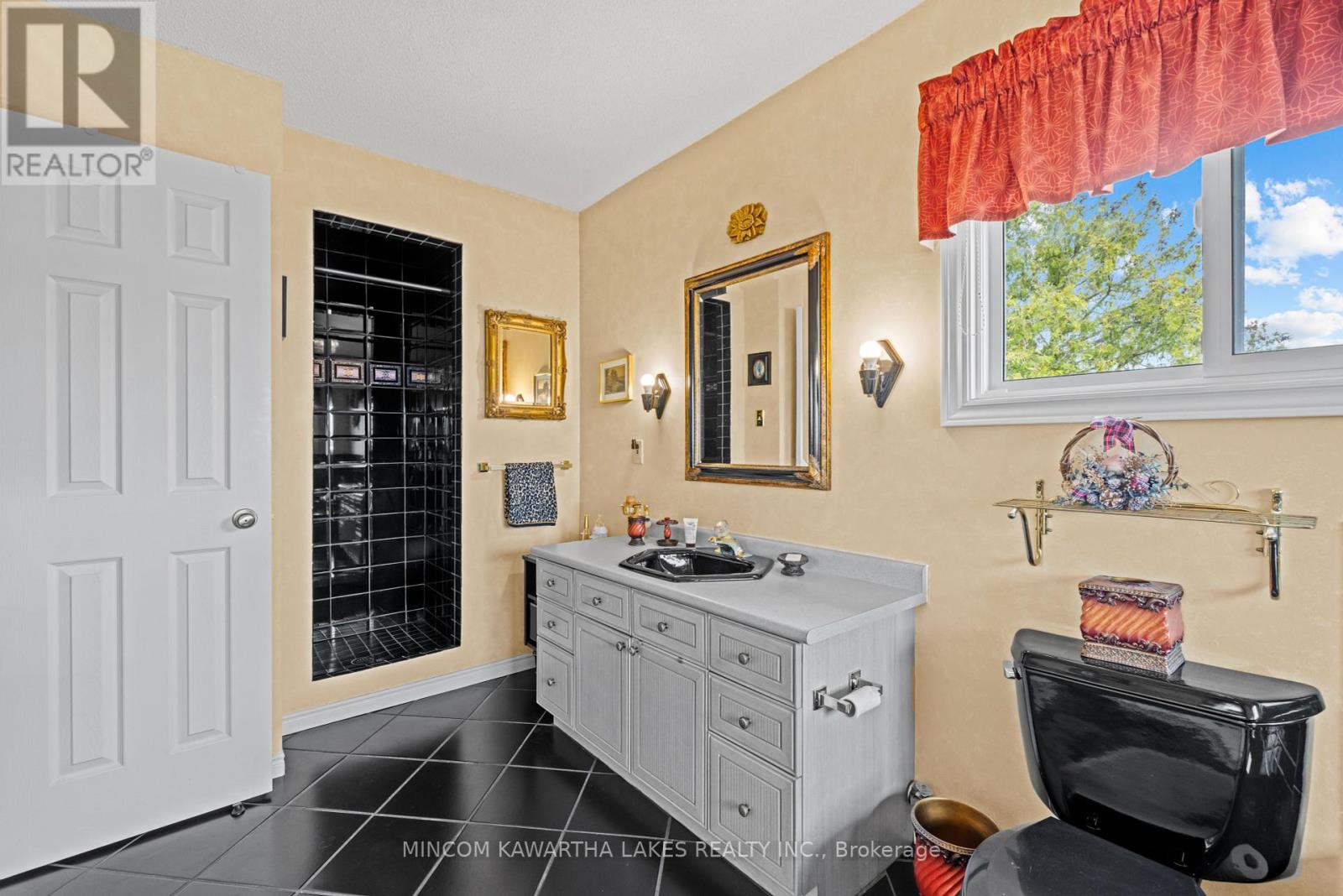 631 North Shore Drive E, Otonabee-South Monaghan, Ontario  K0L 1B0 - Photo 9 - X12151848