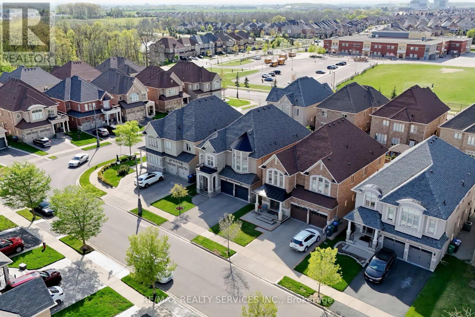 93 Bear Run Road, Brampton, Ontario  L6X 2Z9 - Photo 4 - W12151648