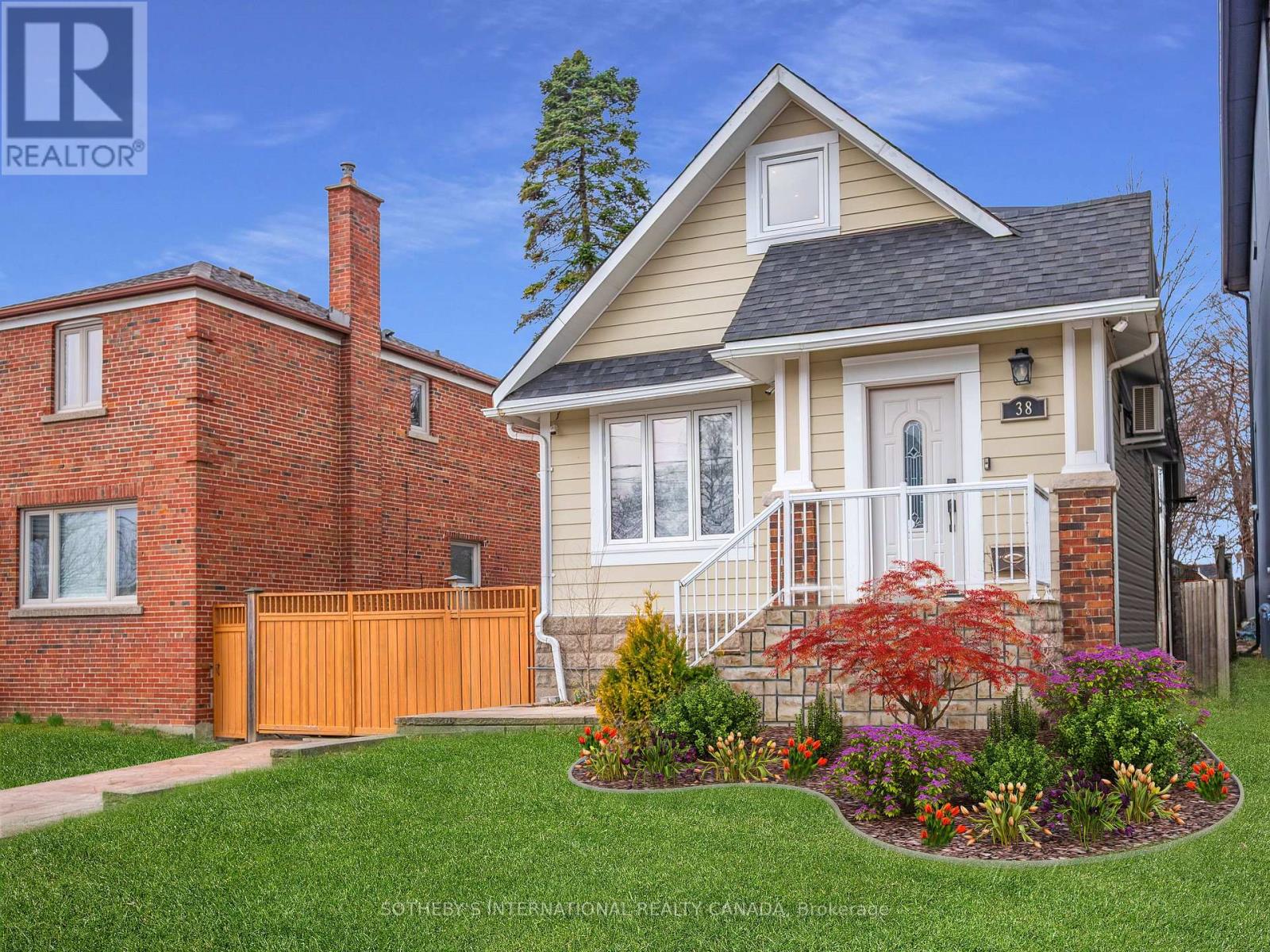 38 Guthrie Avenue, Toronto, Ontario  M8Y 3L1 - Photo 2 - W12151668