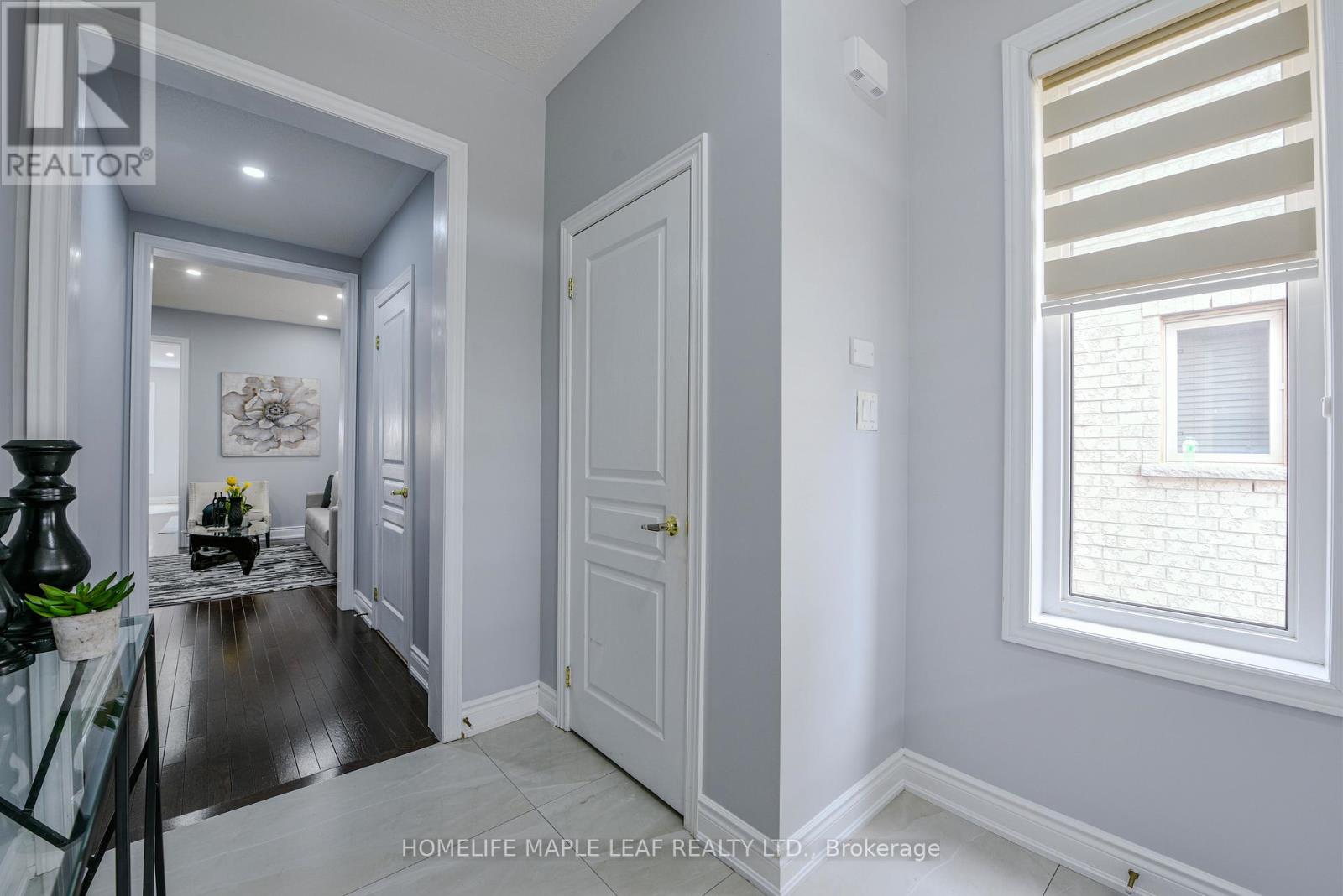 15 Orangeblossom Trail, Brampton, Ontario  L6X 3B4 - Photo 4 - W12150990