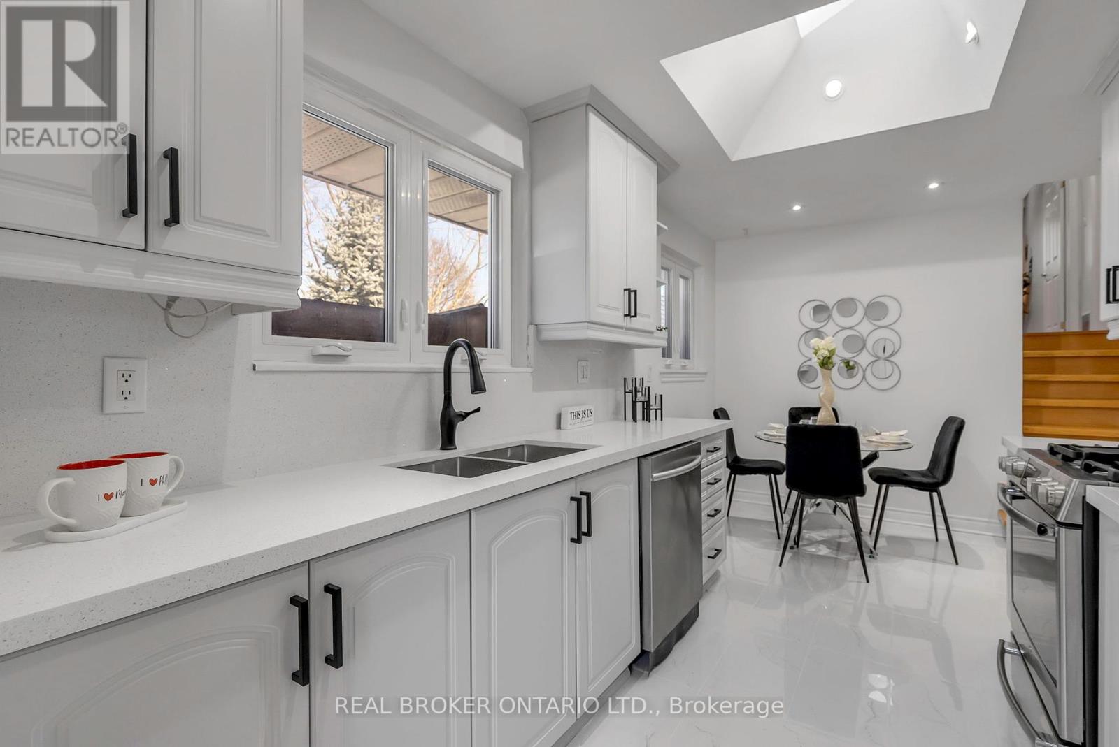 3465 Orion Crescent, Mississauga, Ontario  L5C 2H7 - Photo 7 - W12148840