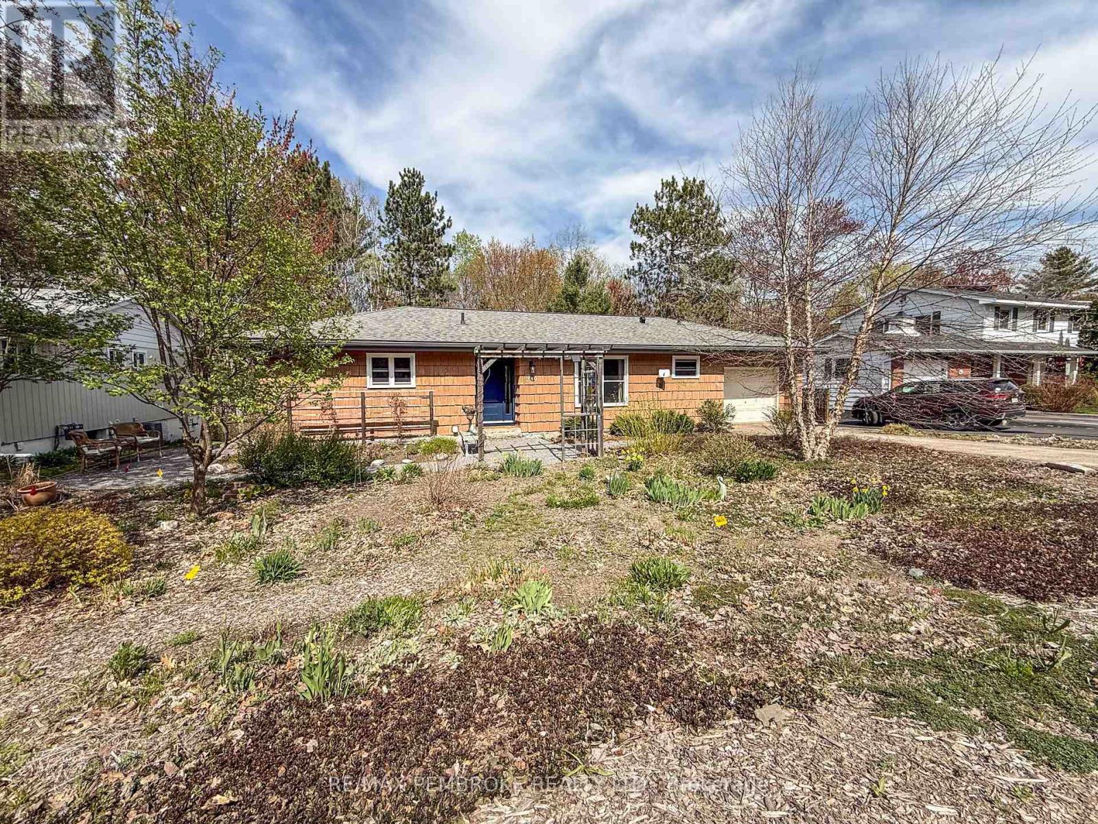 239 Thomas Street, Deep River, Ontario  K0J 1P0 - Photo 2 - X12151904