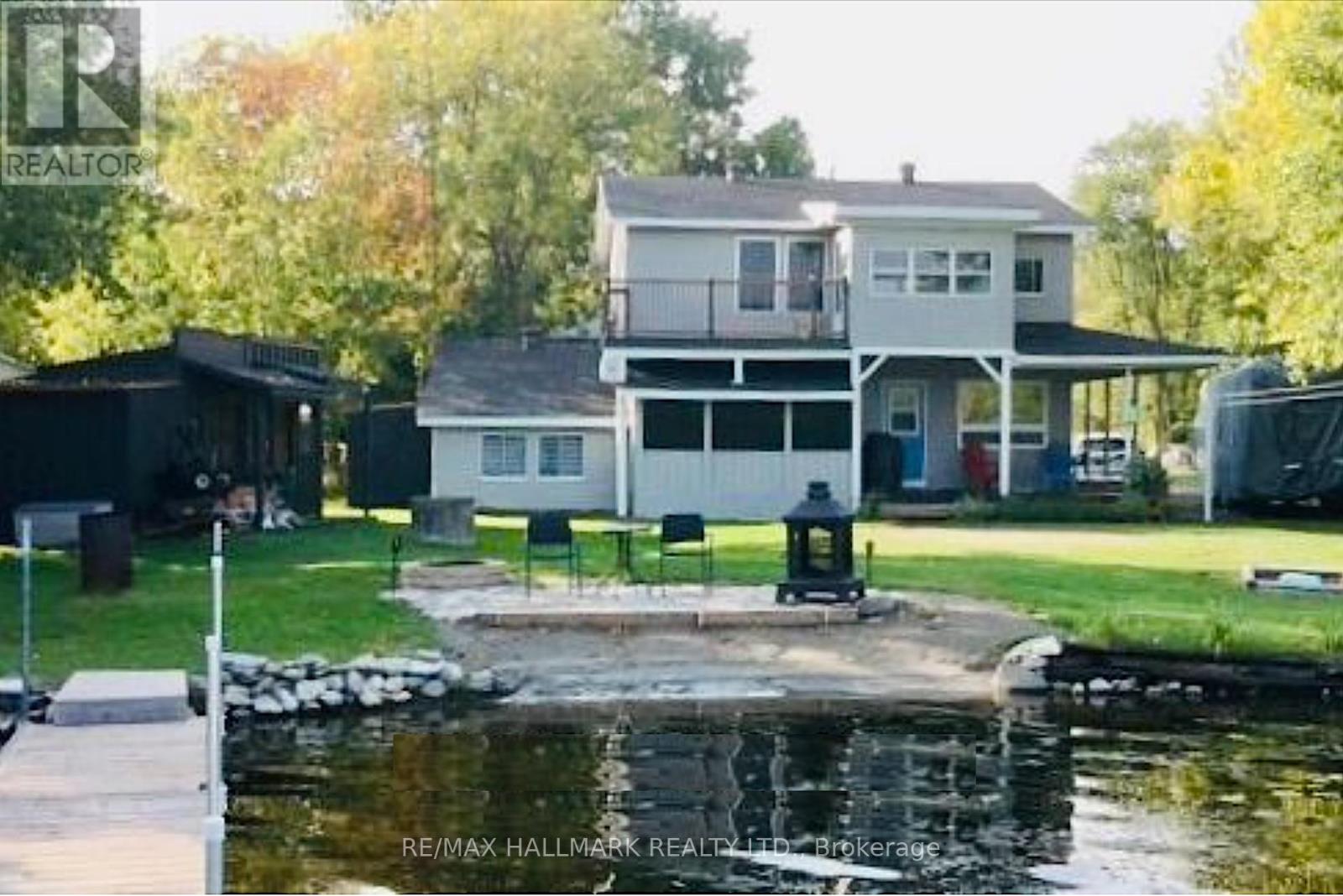 <div class="slider-price">$889,000</div><p>165 Trentside Lane, Quinte West, Ontario</p>