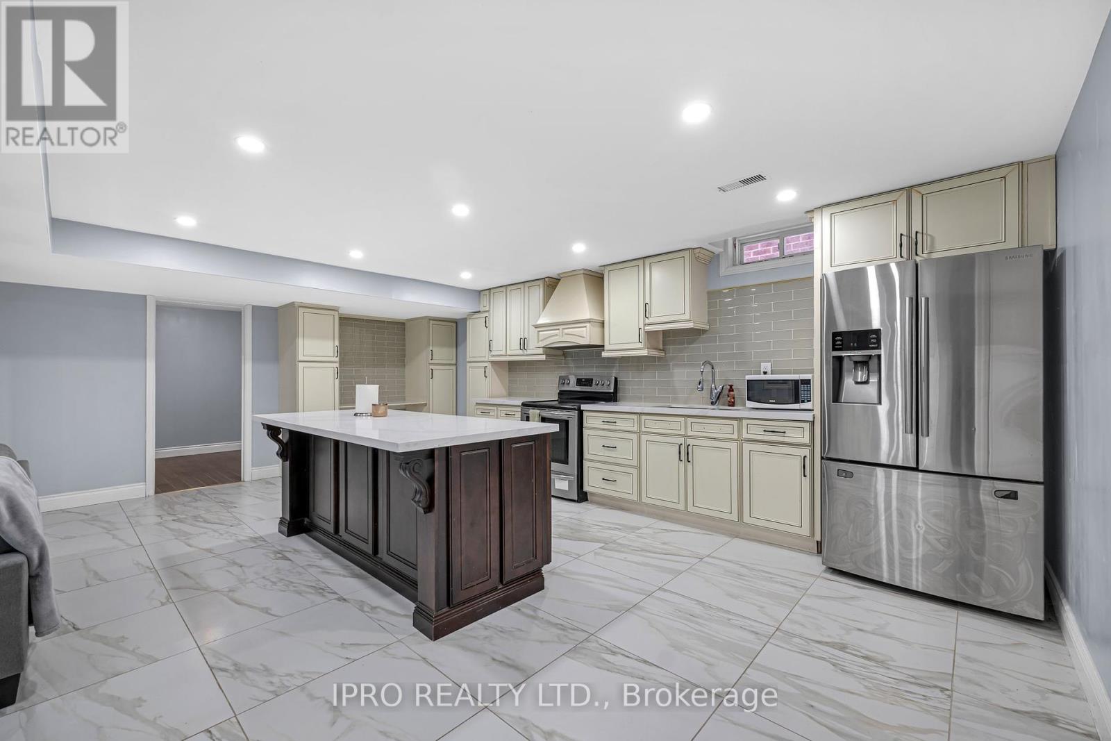 3860 Henrietta Way, Mississauga, Ontario  L5M 7Y4 - Photo 13 - W12151818