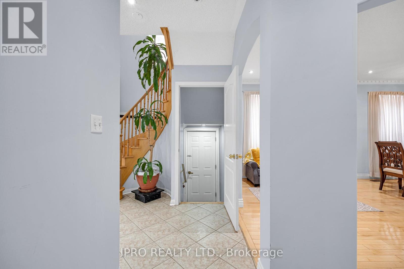 3860 Henrietta Way, Mississauga, Ontario  L5M 7Y4 - Photo 2 - W12151818