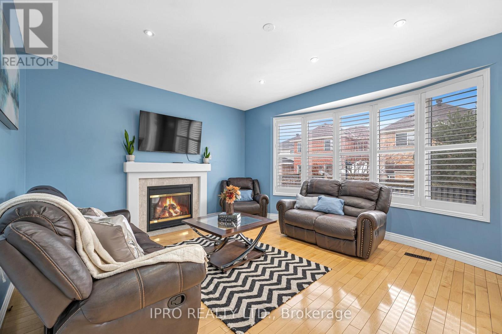 3860 Henrietta Way, Mississauga, Ontario  L5M 7Y4 - Photo 3 - W12151818