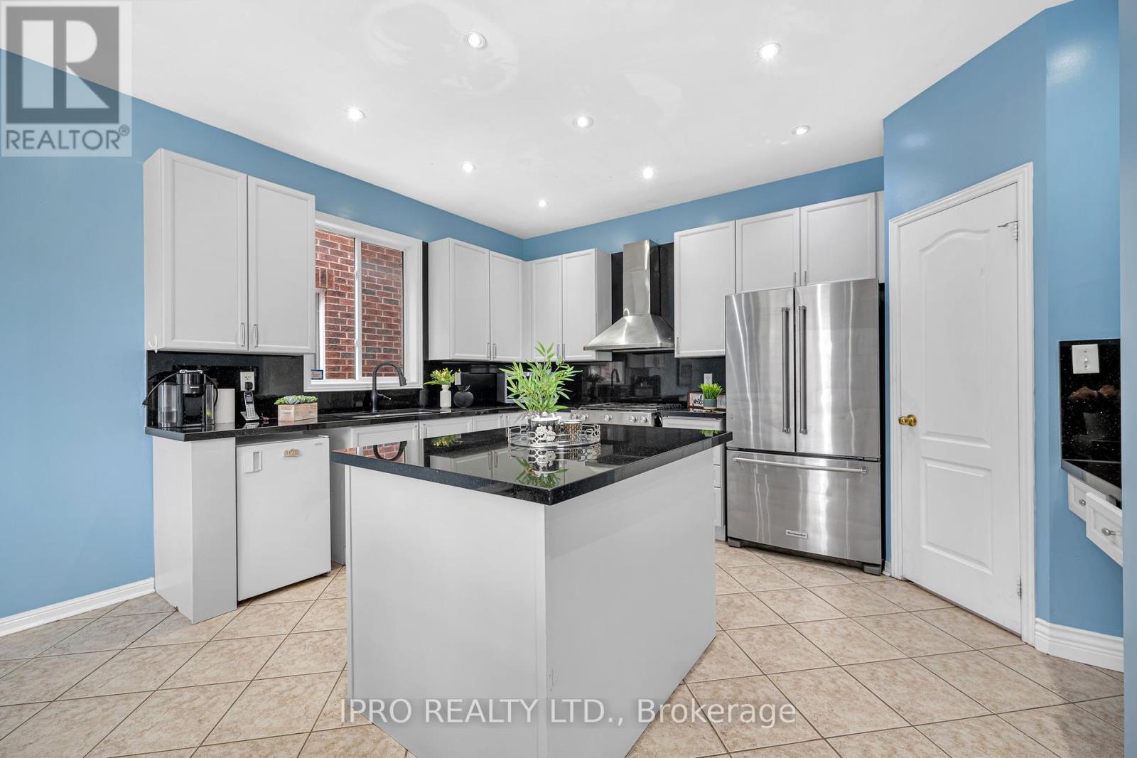 3860 Henrietta Way, Mississauga, Ontario  L5M 7Y4 - Photo 8 - W12151818