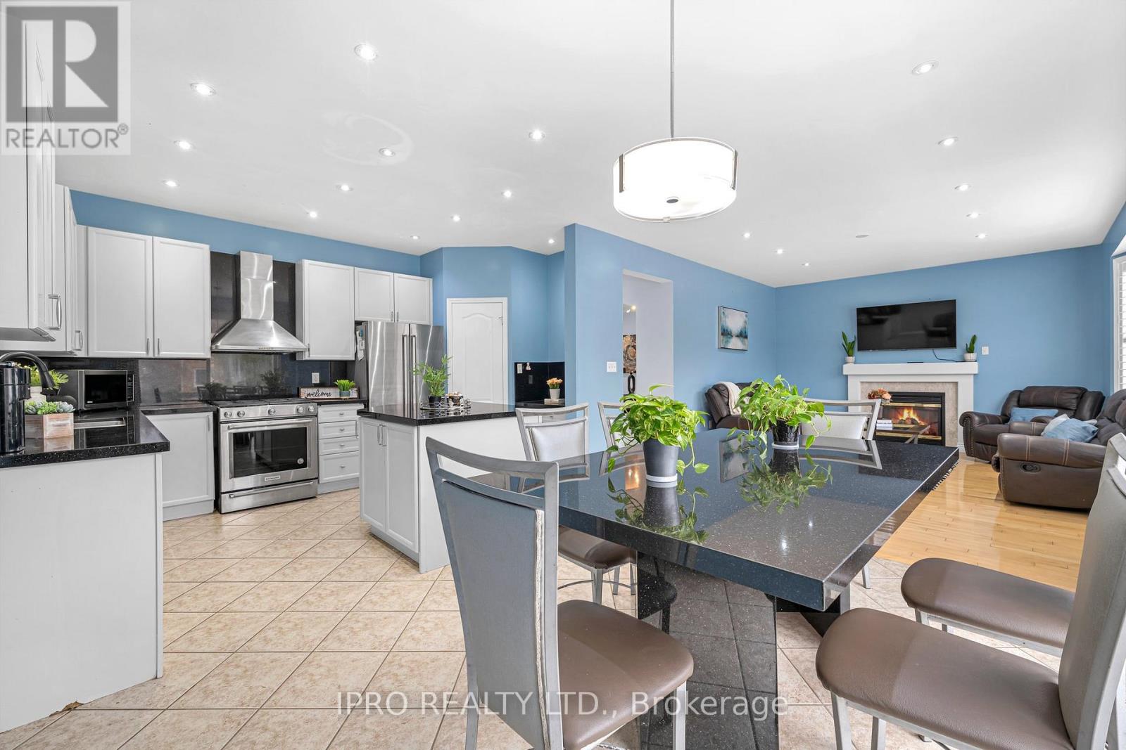 3860 Henrietta Way, Mississauga, Ontario  L5M 7Y4 - Photo 9 - W12151818