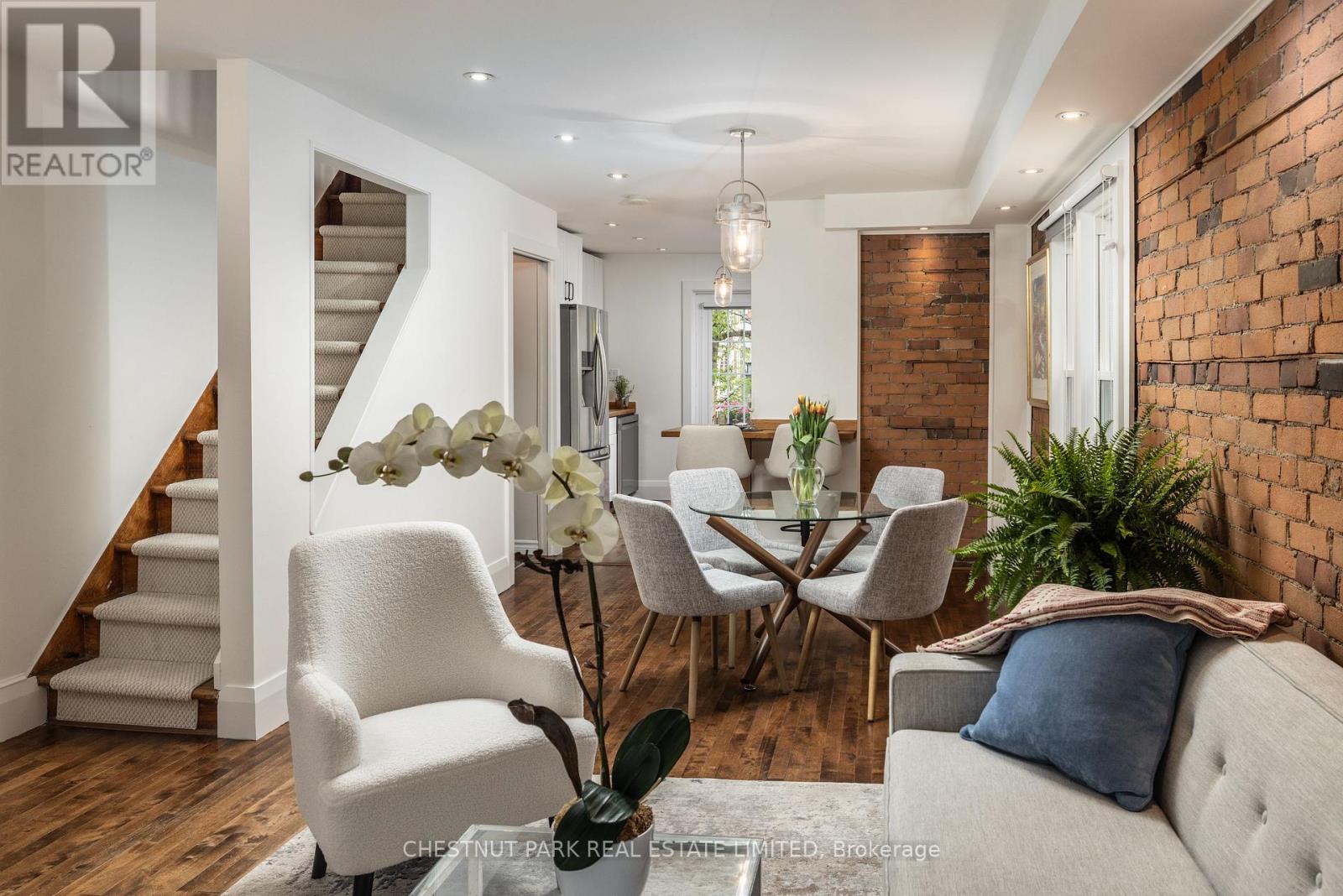 <div class="slider-price">$1,199,000</div><p>24 Hiltz Avenue, Toronto, Ontario</p>