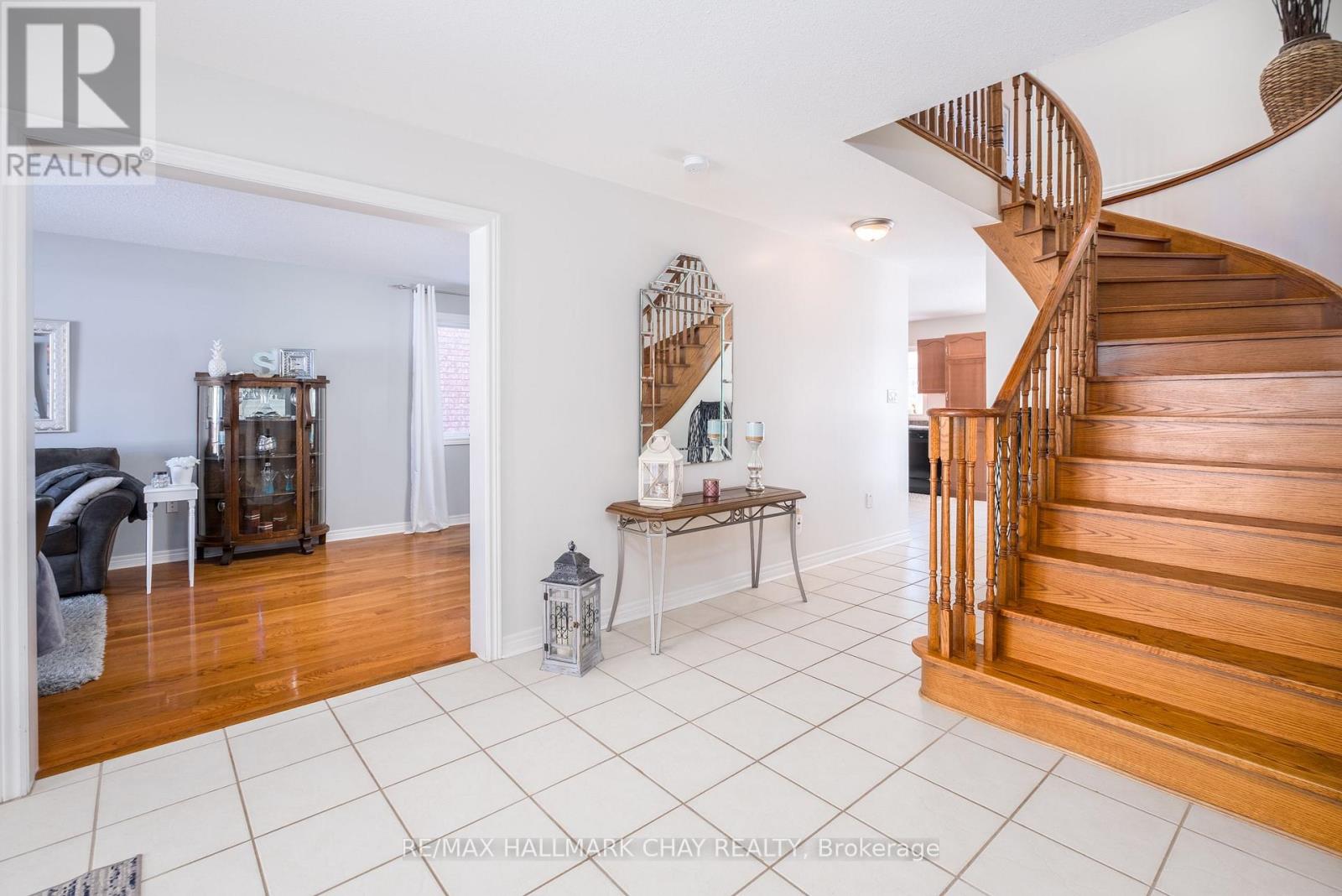 105 Crompton Drive, Barrie, Ontario  L4M 6N9 - Photo 3 - S12151907