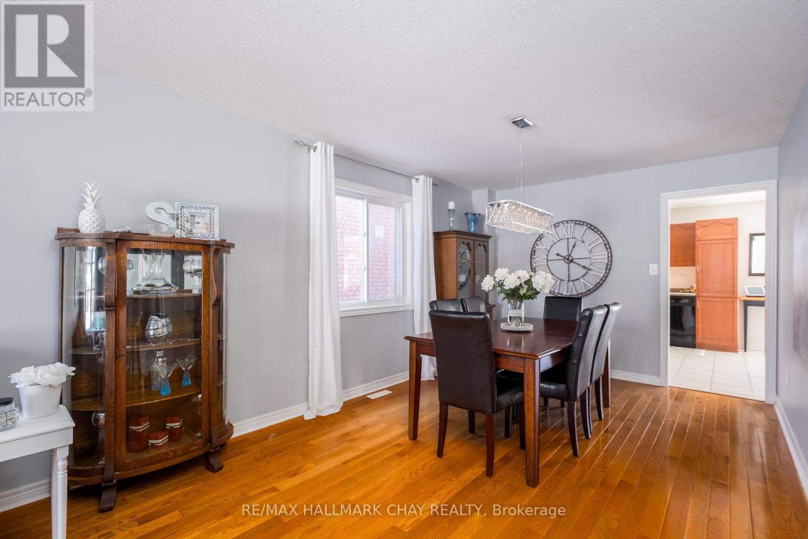 105 Crompton Drive, Barrie, Ontario  L4M 6N9 - Photo 5 - S12151907
