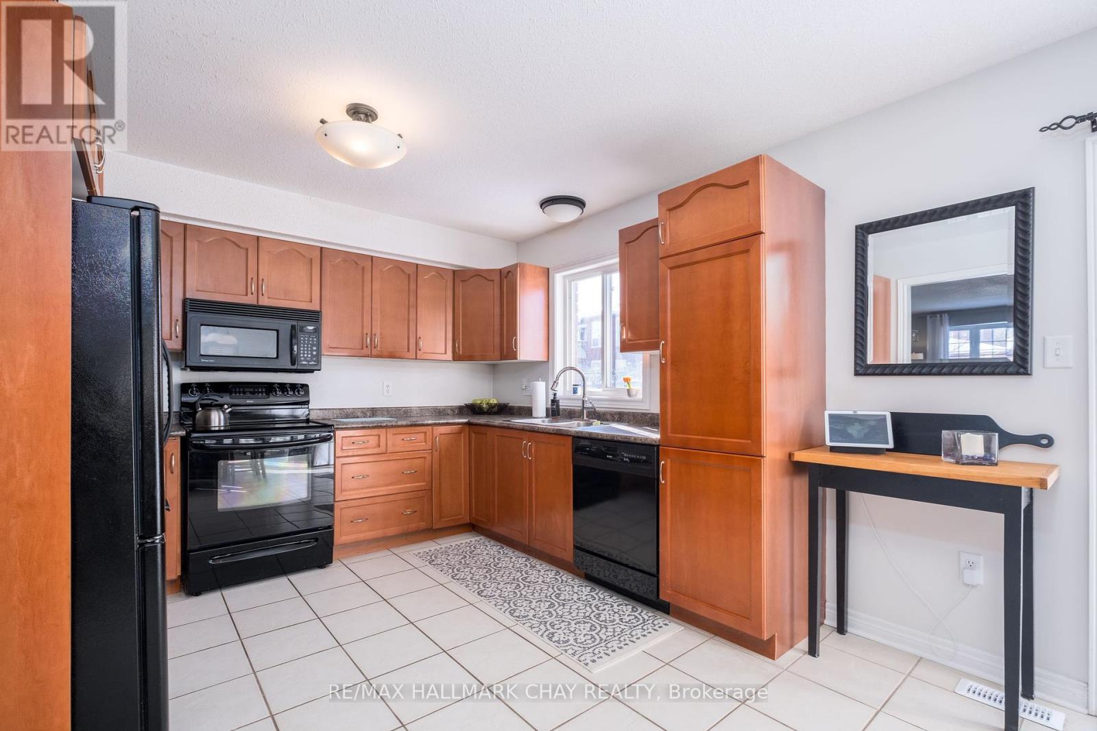 105 Crompton Drive, Barrie, Ontario  L4M 6N9 - Photo 7 - S12151907