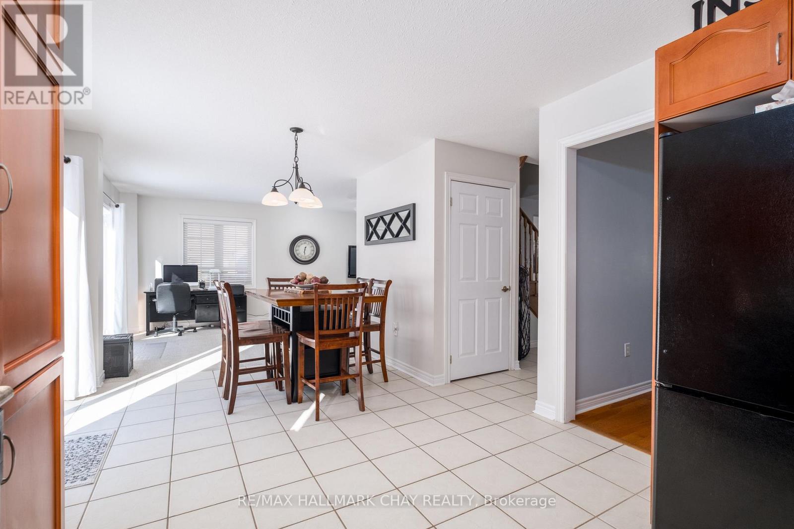 105 Crompton Drive, Barrie, Ontario  L4M 6N9 - Photo 9 - S12151907