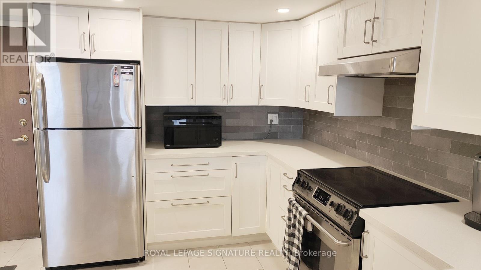903 - 25 Agnes Street, Mississauga, Ontario  L5B 3X7 - Photo 3 - W12151863