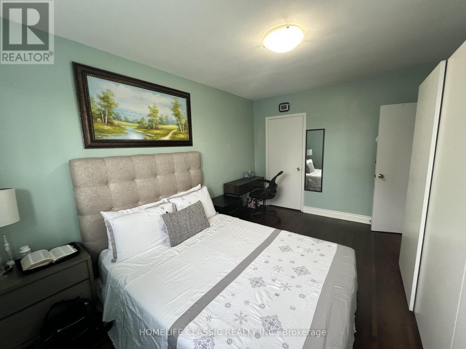 19 Neames Crescent, Toronto, Ontario  M3L 1K8 - Photo 10 - W12151917