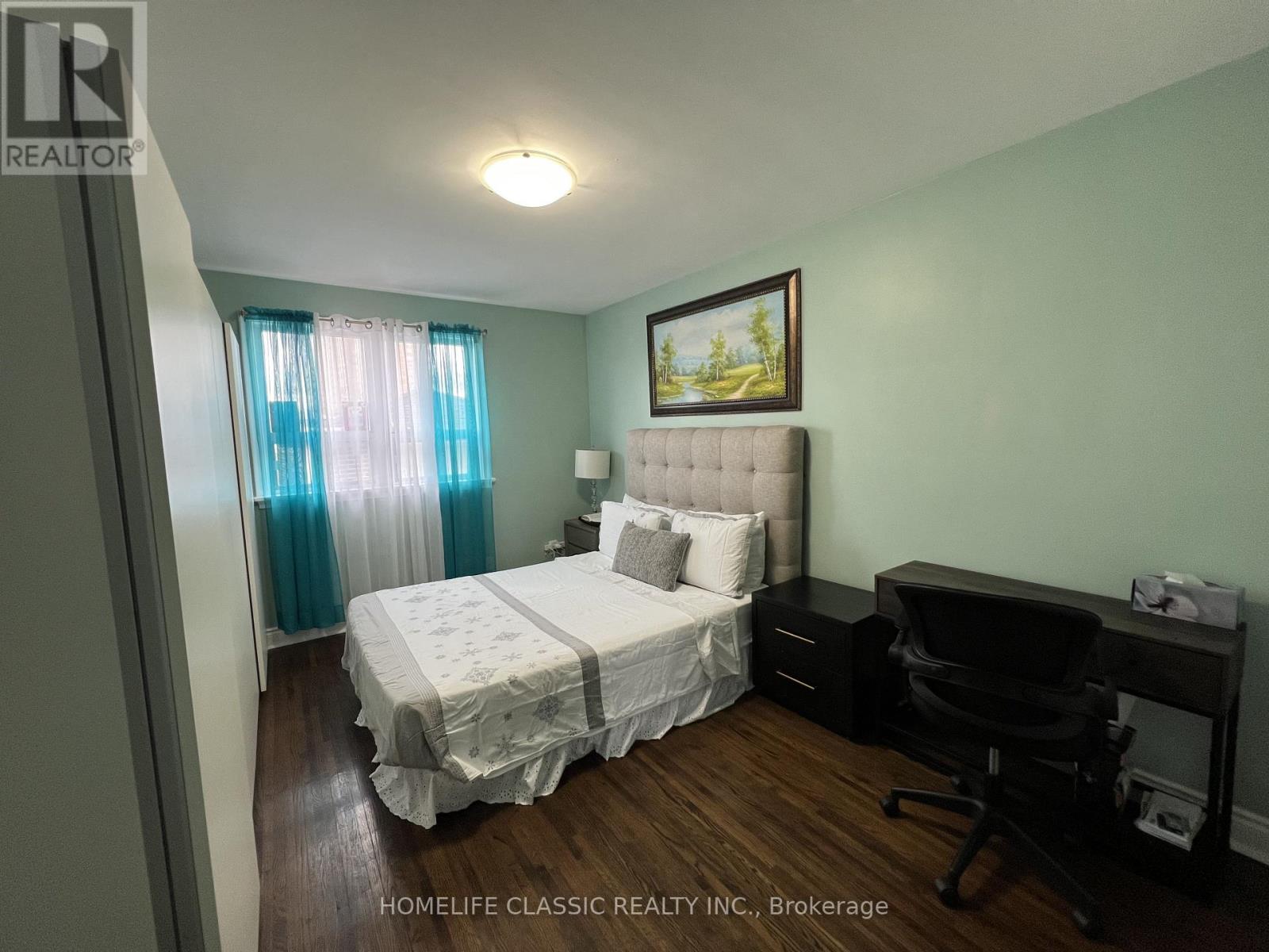 19 Neames Crescent, Toronto, Ontario  M3L 1K8 - Photo 12 - W12151917