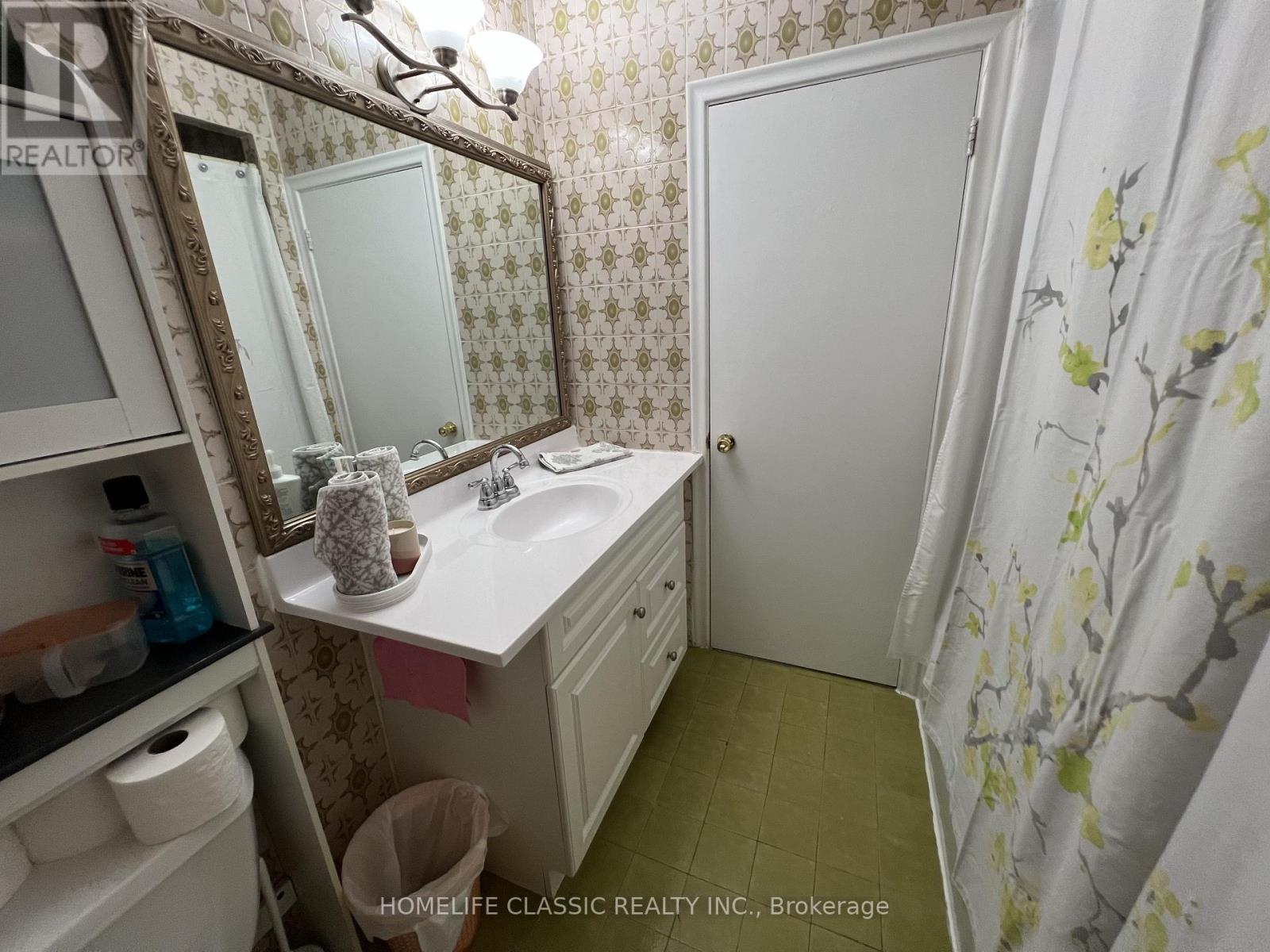 19 Neames Crescent, Toronto, Ontario  M3L 1K8 - Photo 17 - W12151917