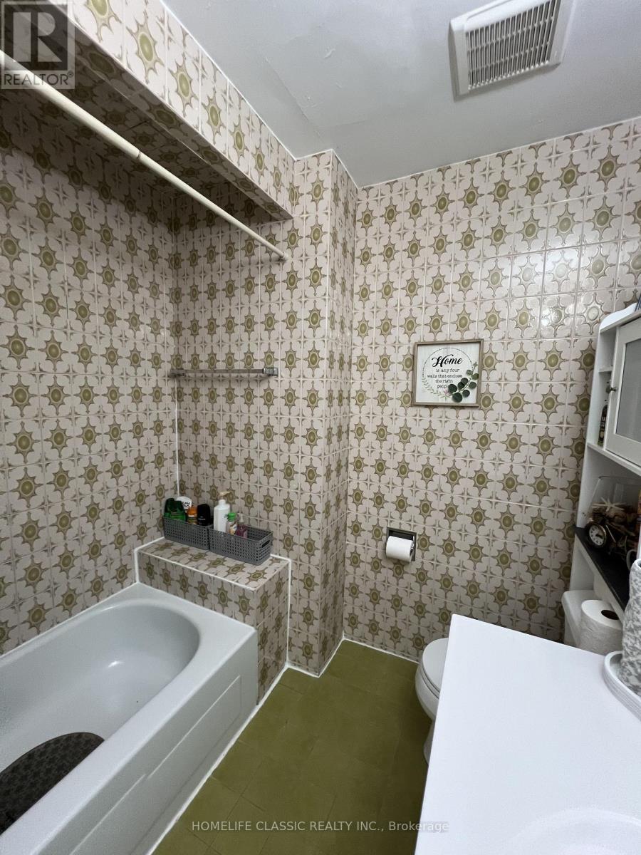 19 Neames Crescent, Toronto, Ontario  M3L 1K8 - Photo 18 - W12151917