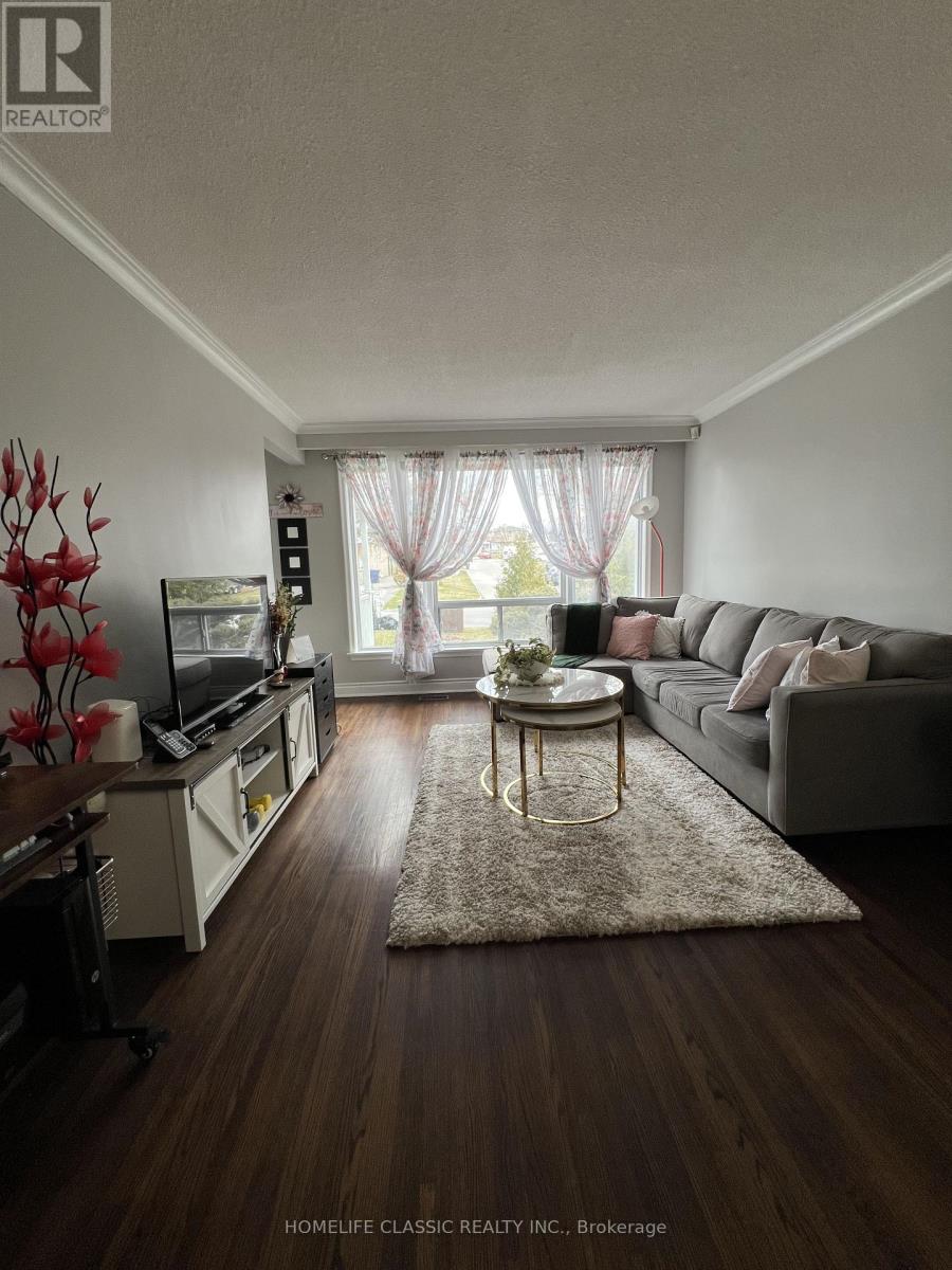 19 Neames Crescent, Toronto, Ontario  M3L 1K8 - Photo 2 - W12151917