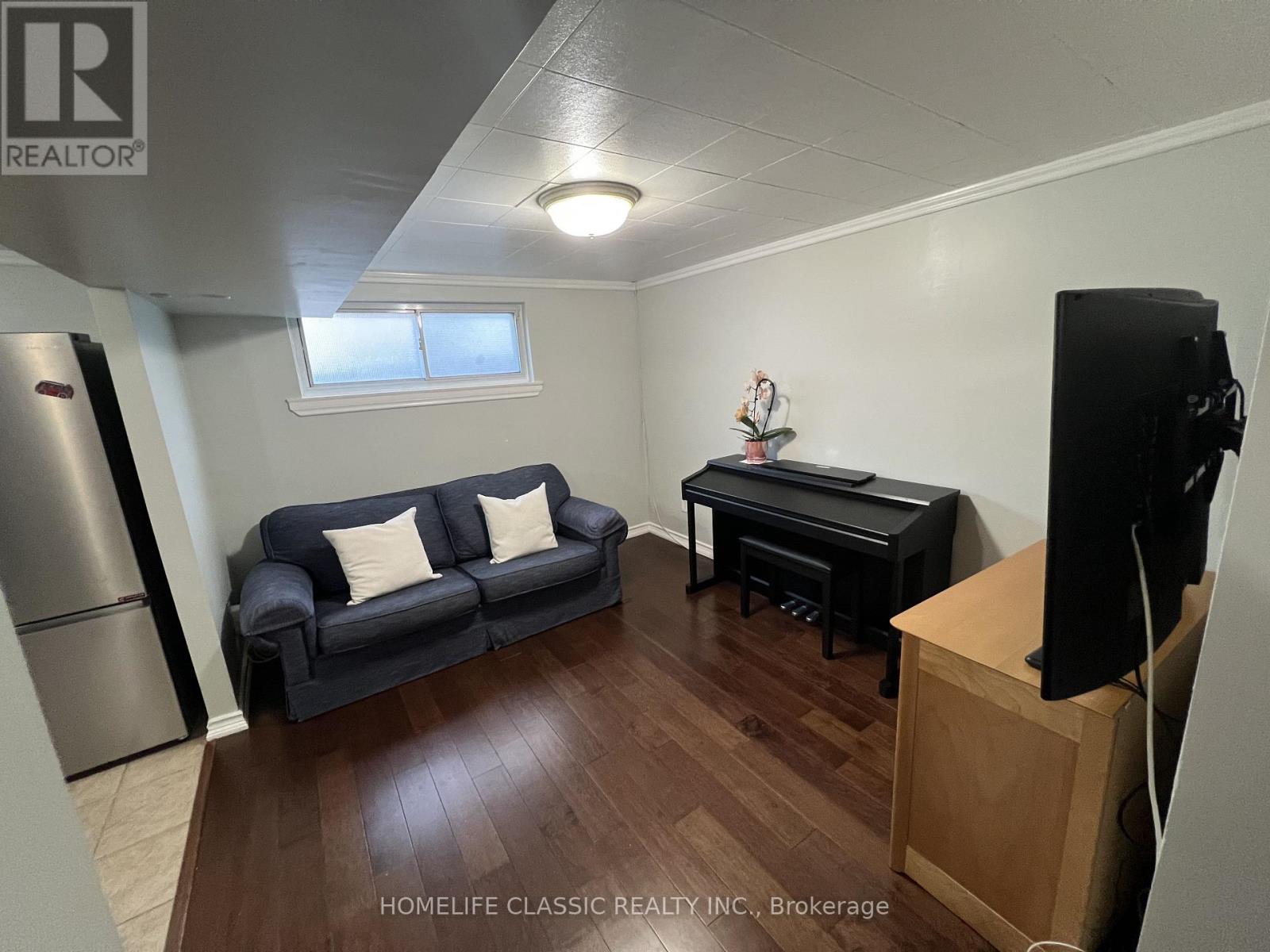 19 Neames Crescent, Toronto, Ontario  M3L 1K8 - Photo 23 - W12151917