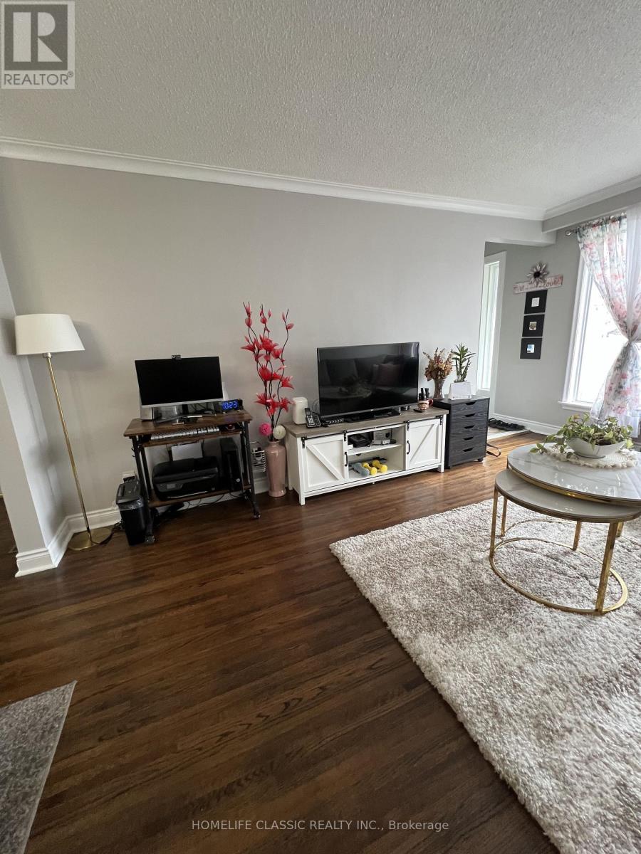 19 Neames Crescent, Toronto, Ontario  M3L 1K8 - Photo 3 - W12151917