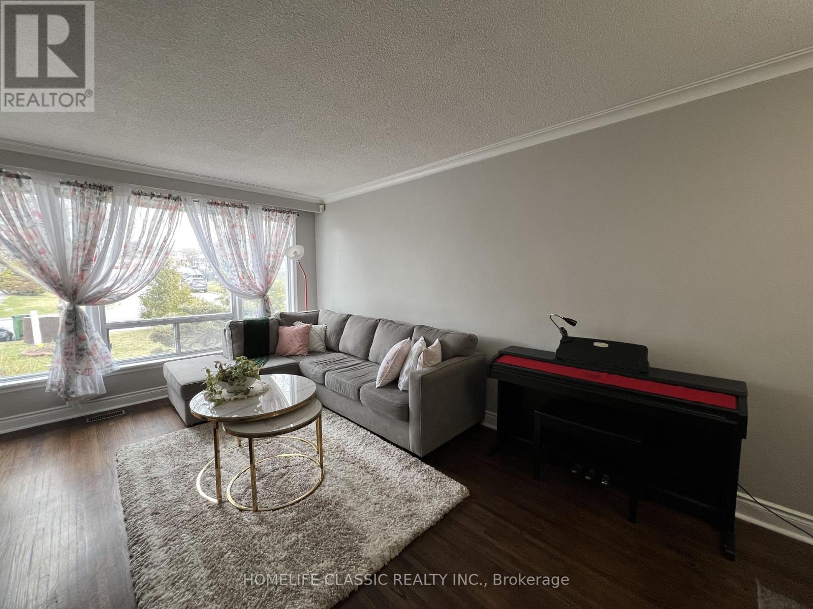 19 Neames Crescent, Toronto, Ontario  M3L 1K8 - Photo 4 - W12151917