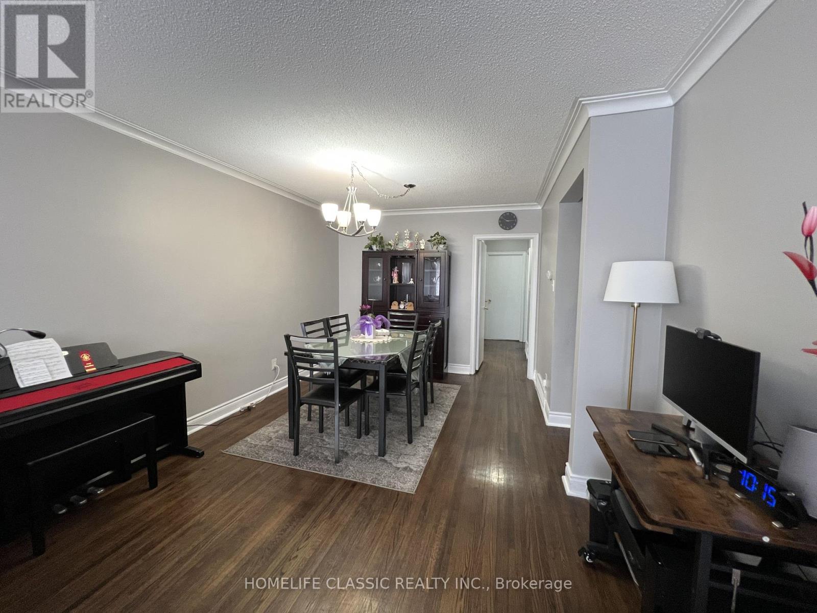 19 Neames Crescent, Toronto, Ontario  M3L 1K8 - Photo 5 - W12151917